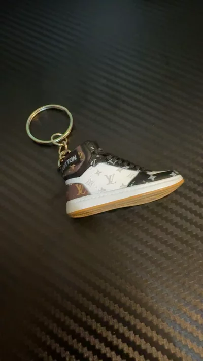 Immagine di Louis Vuitton Sneaker Keychain 1