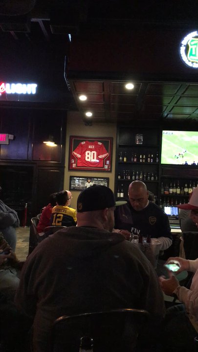 The  5th  Quarter - Great place to watch sports. Good crowd nice people decent food and prices. - American Near Me - Visalia, California