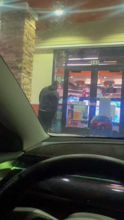 Shell - Closed at 10:40 on 5/27 ..been sitting out here for 30mins - Gas Stations Near Me - Milpitas, California