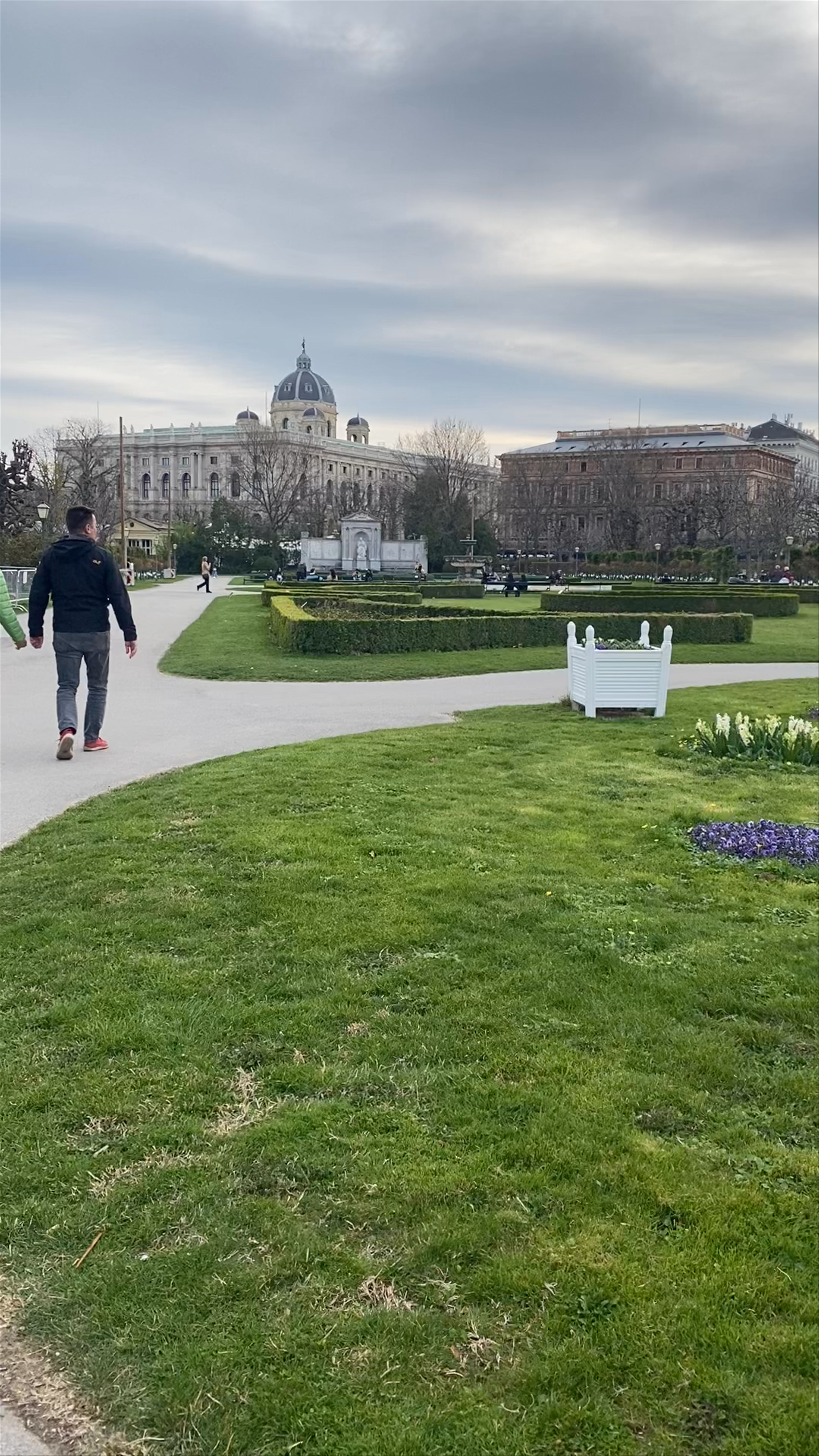Volksgarten: Serene Urban Oasis in Vienna