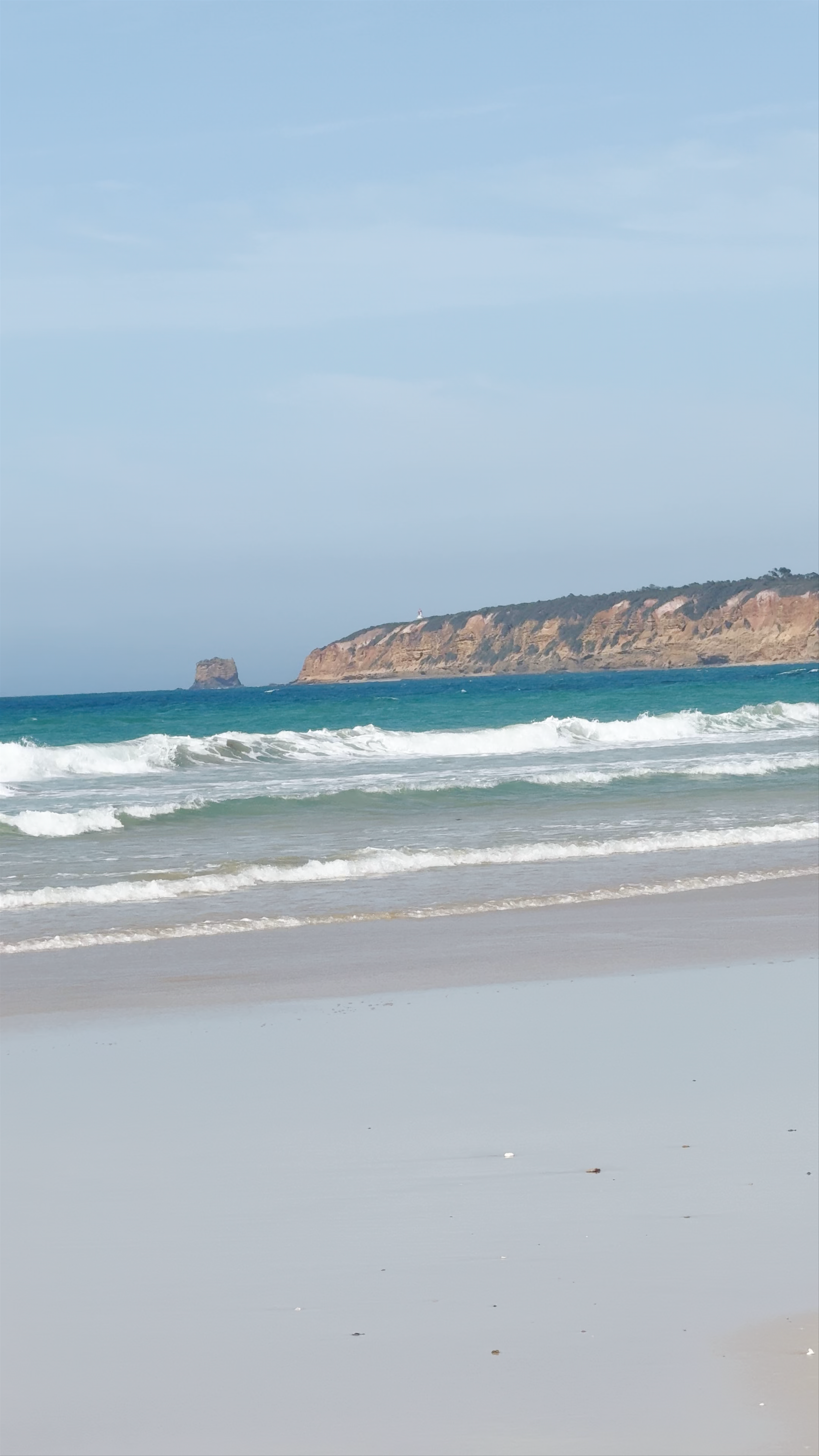 Bells Beach Lookout: Sun, Surf and Coastal Serenity
