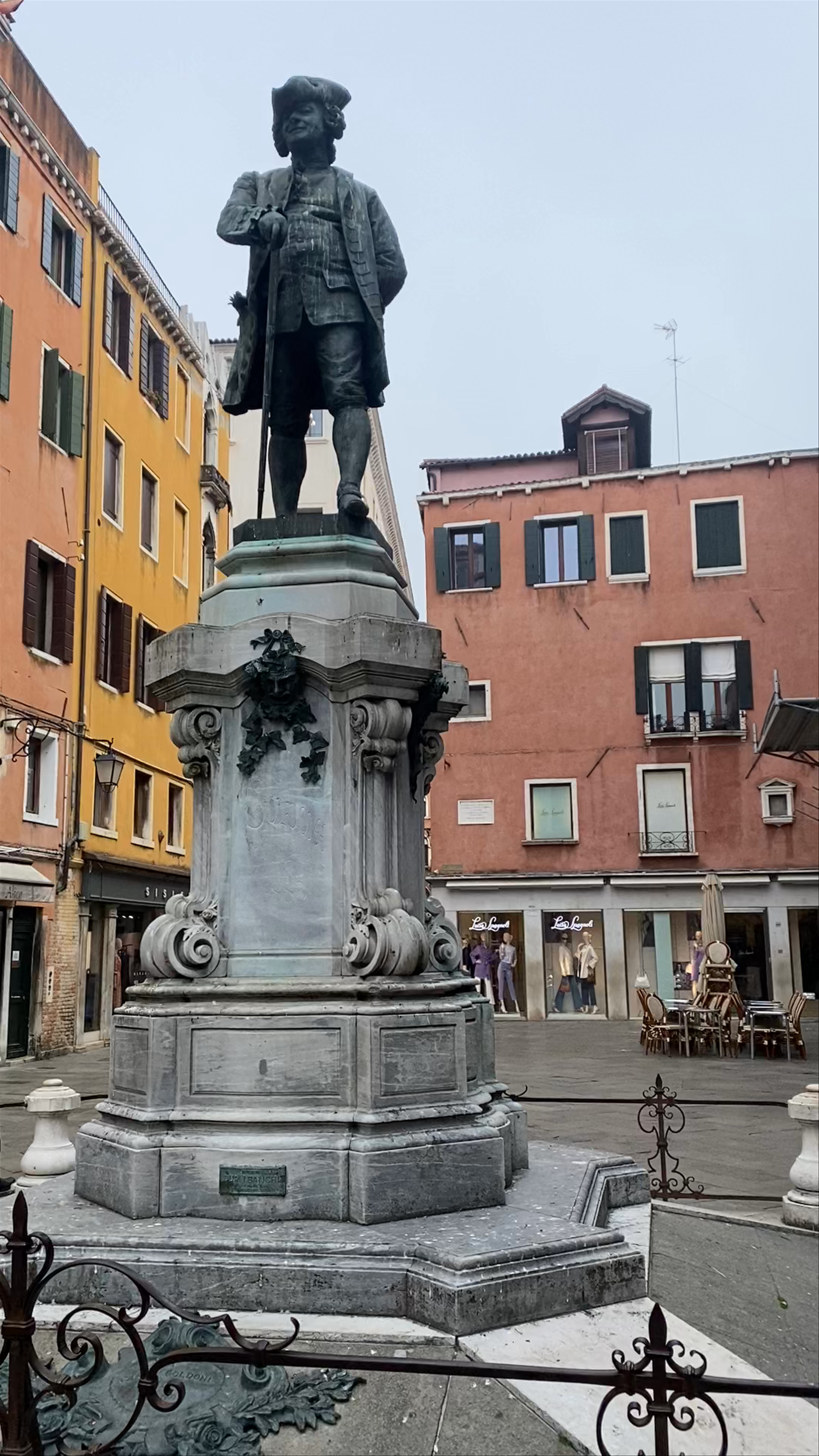 Monumento Storico a Carlo Goldoni, Venice - Historical Charm and Venetian Streets
