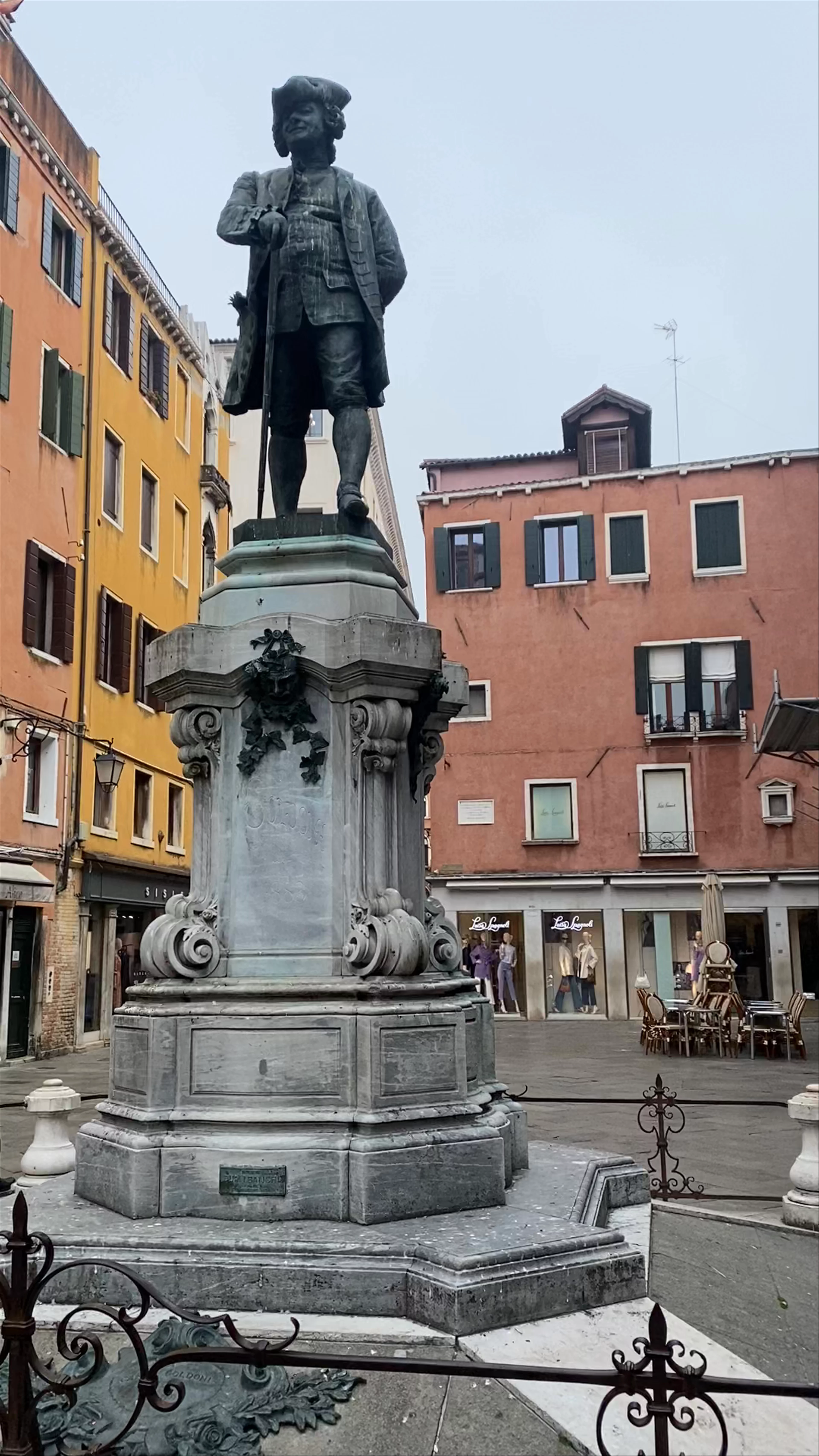 Monumento Storico a Carlo Goldoni, Campo San Bortolomio, Venice
