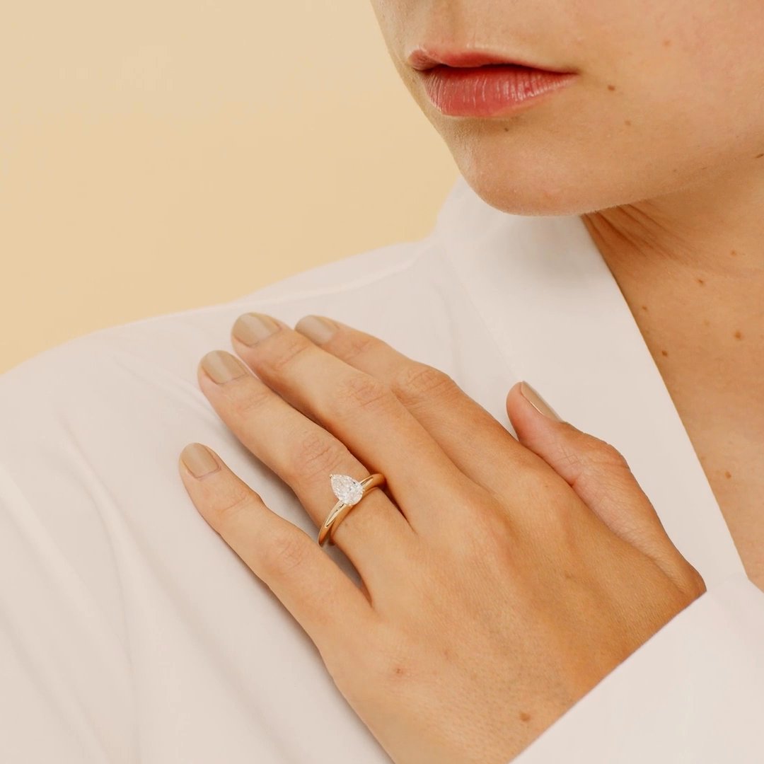 The Curator | Pear | 18k | Yellow Gold | bandAccent: Plain | diamondOrientation: vertical | caratWeight: other