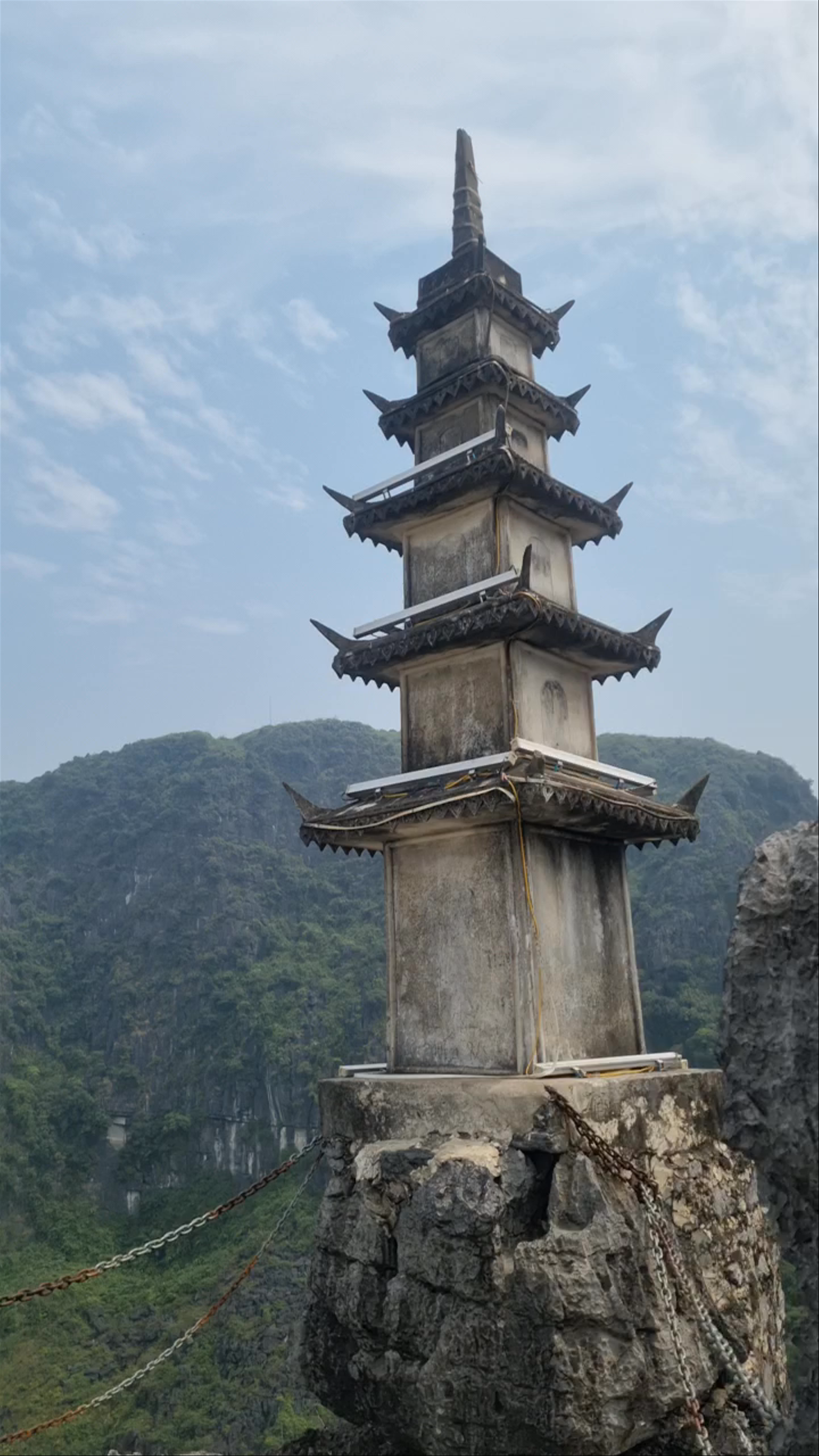 Viewpoint Đầm Sen Hang Múa: Majestic Vietnam Mountain Vista