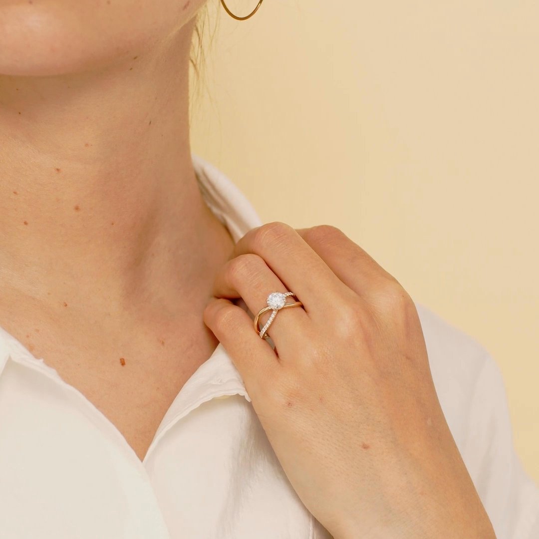 The Duet | Round Brilliant | 18k | White Gold | bandAccent: Double pavé | caratWeight: other | diamondOrientation: vertical
