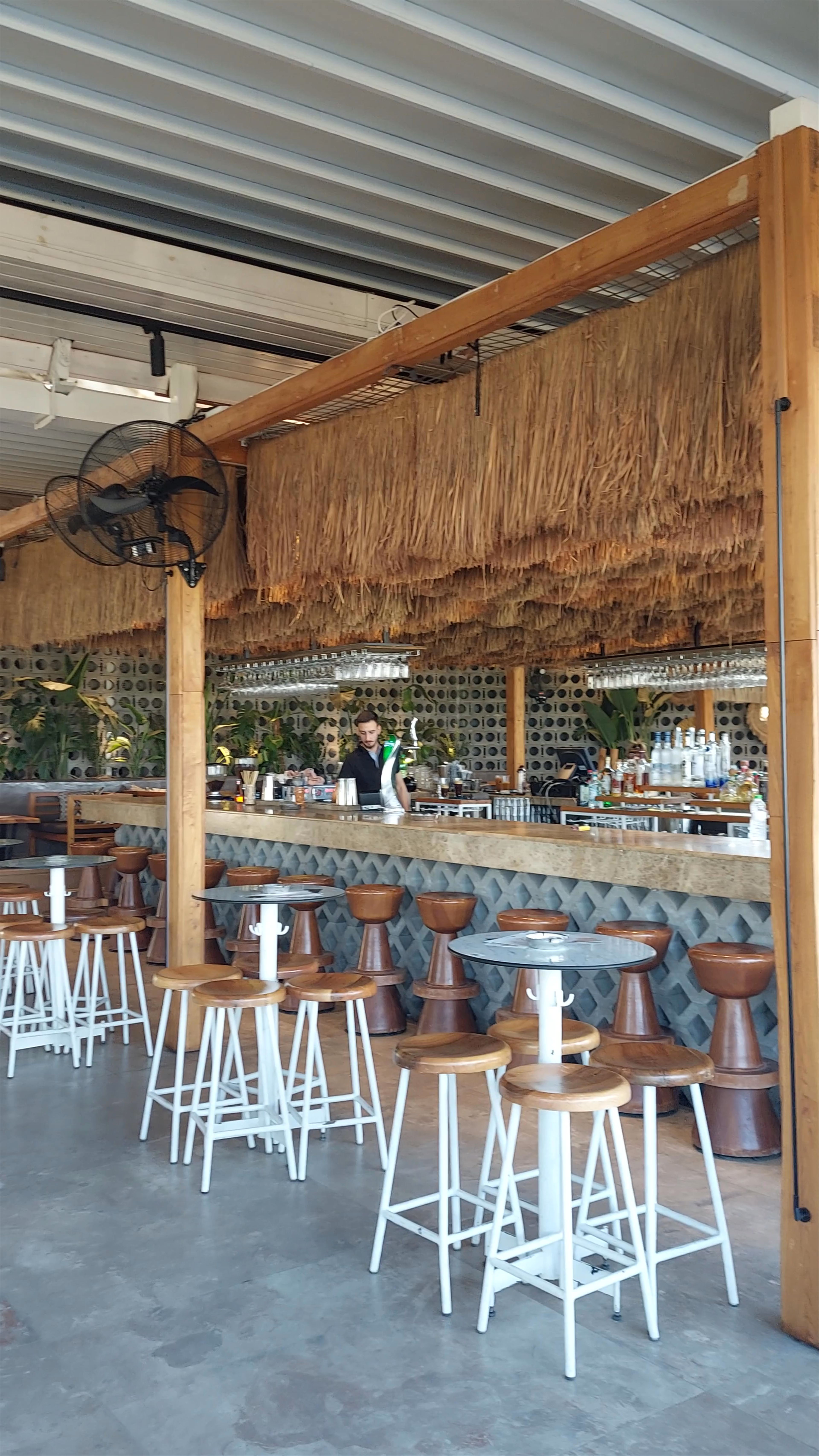 Delante Bar: Contemporary Coastal Vibes in Veria, Greece