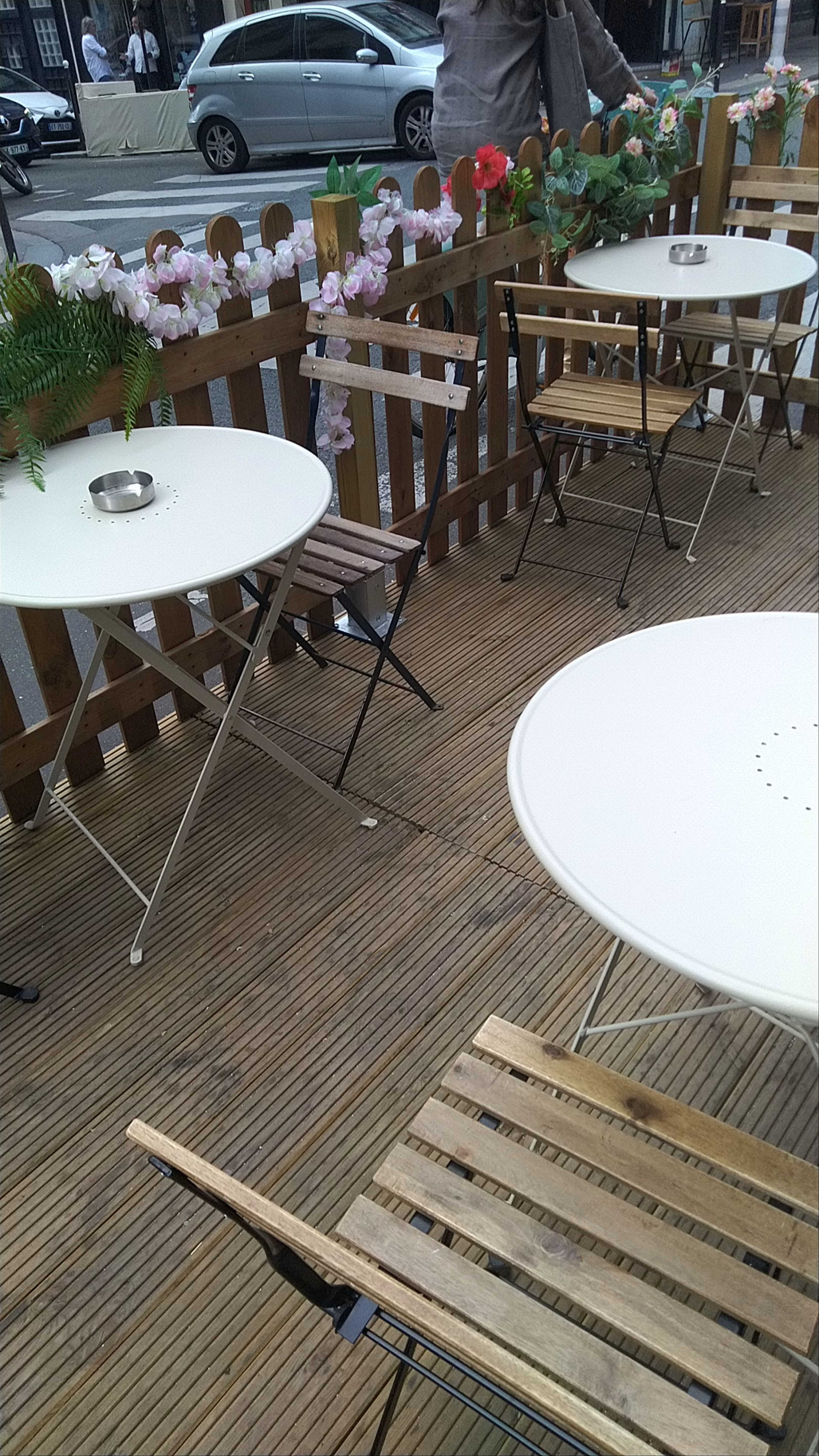 Les Puces Des Batignolles: Charming Parisian Street Café Scene