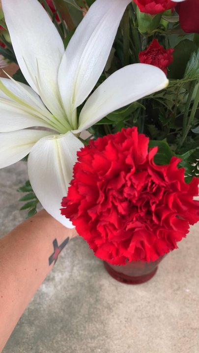 Greenbrier Florist - Four of the flowers were broken on arrival and two of roses were not in perfect shape. - Florists Near Me - Chesapeake, Virginia