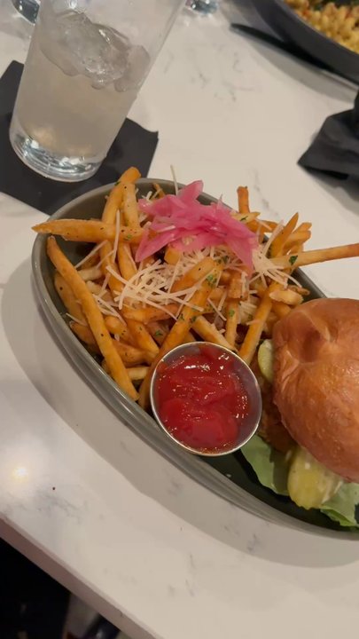 RÜT Bar & Kitchen - The chicken burger - Vegan Near Me - Spokane, Washington