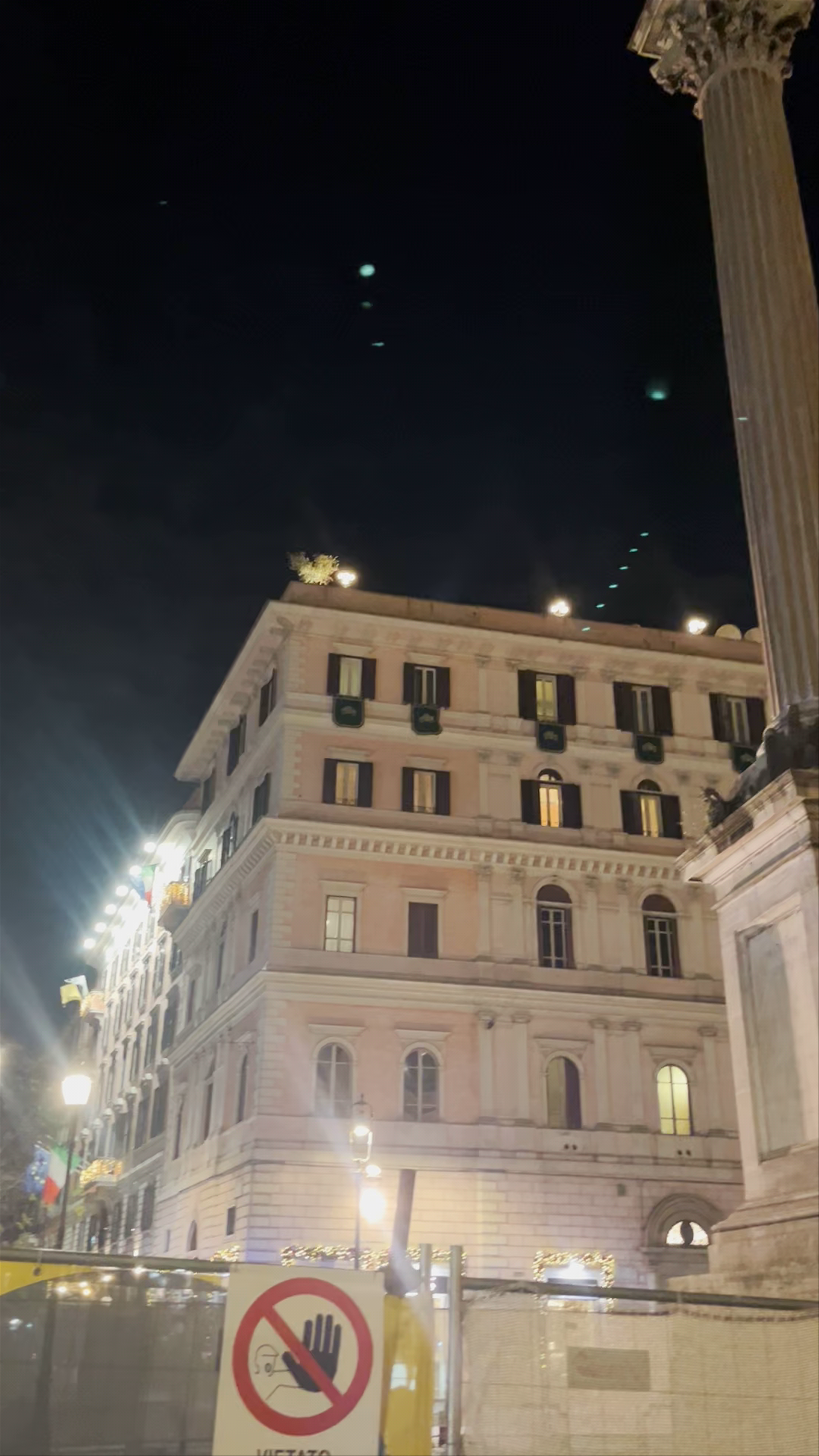 Columna de la Paz at Night: Historic Rome's Majestic Nightscape