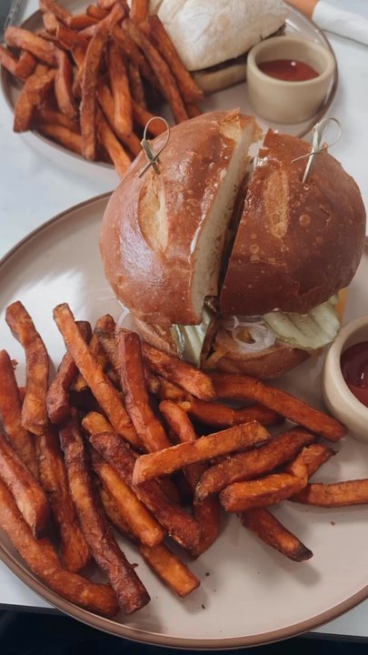 The Bees Knees Bistro - Cafes Near Me - Wallingford, Connecticut