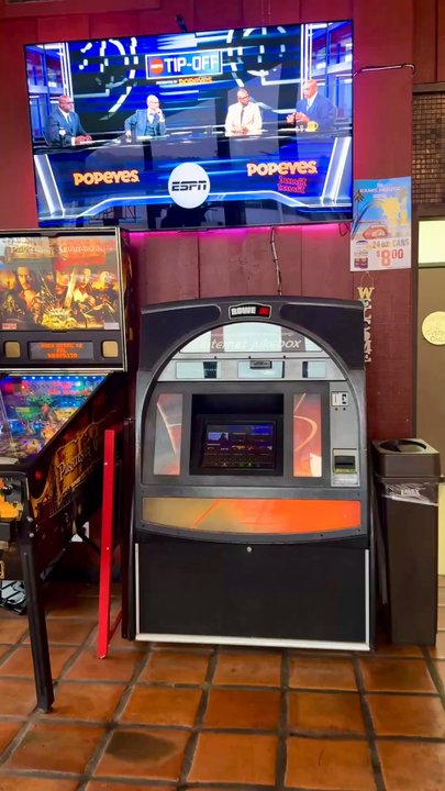 Barro's Pizza - November 13, 2025 | Wednesday | Inside | Gum ball machines, jukebox, and pinball machines! - Pizza Near Me - Whittier, California