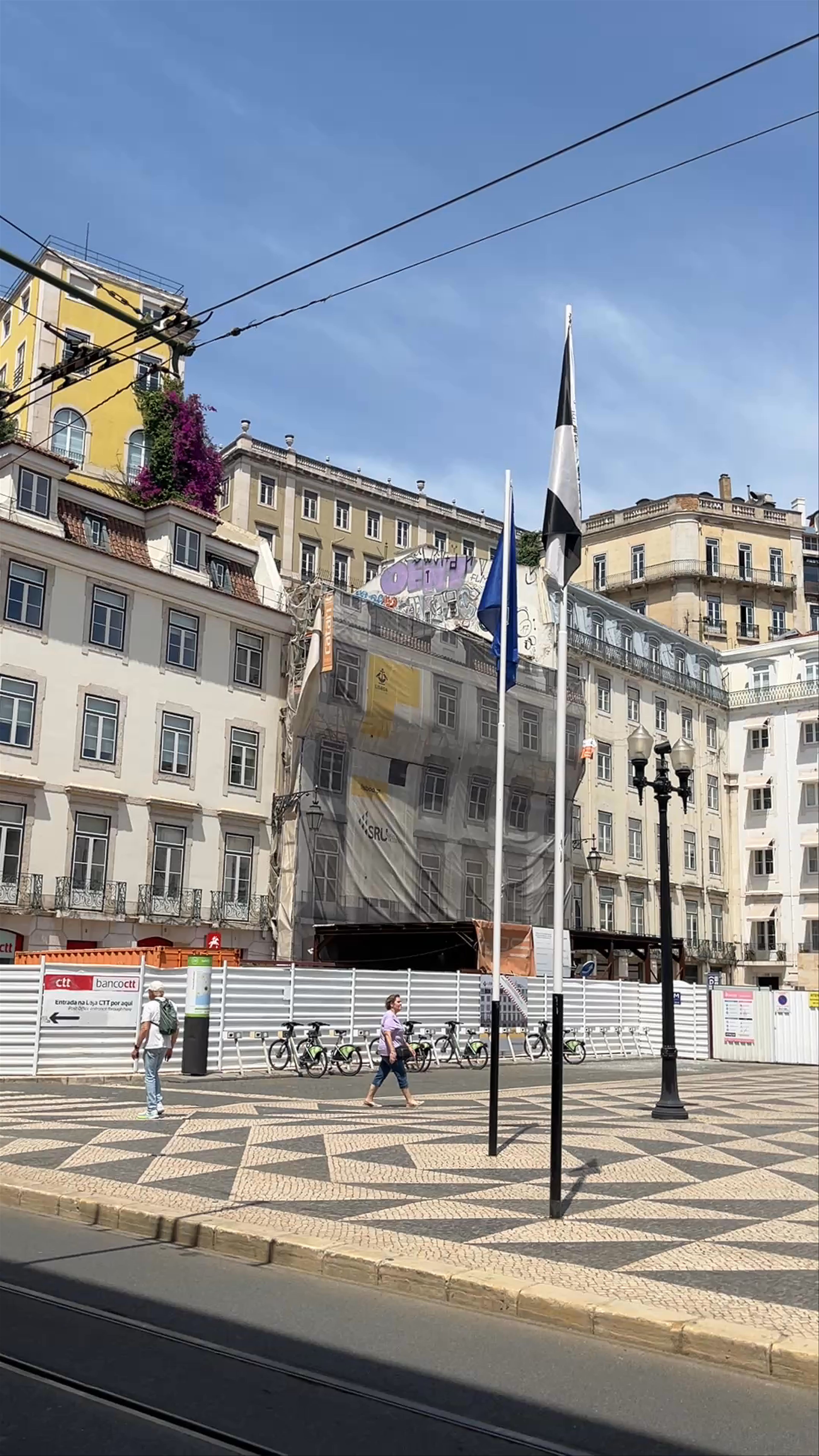 Sunlit Historic Vibes at Pelourinho de Lisboa, Praça do Município, Lisbon