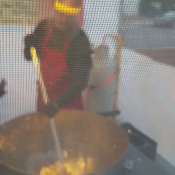 Pop-O-Licious N More - Popcorn in the making! He was so nice - Street Vendors Near Me