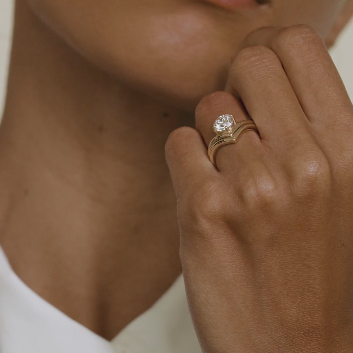 The Signature V | Round Brilliant | 18k | Yellow Gold | bandAccent: Plain | caratWeight: other | diamondOrientation: vertical