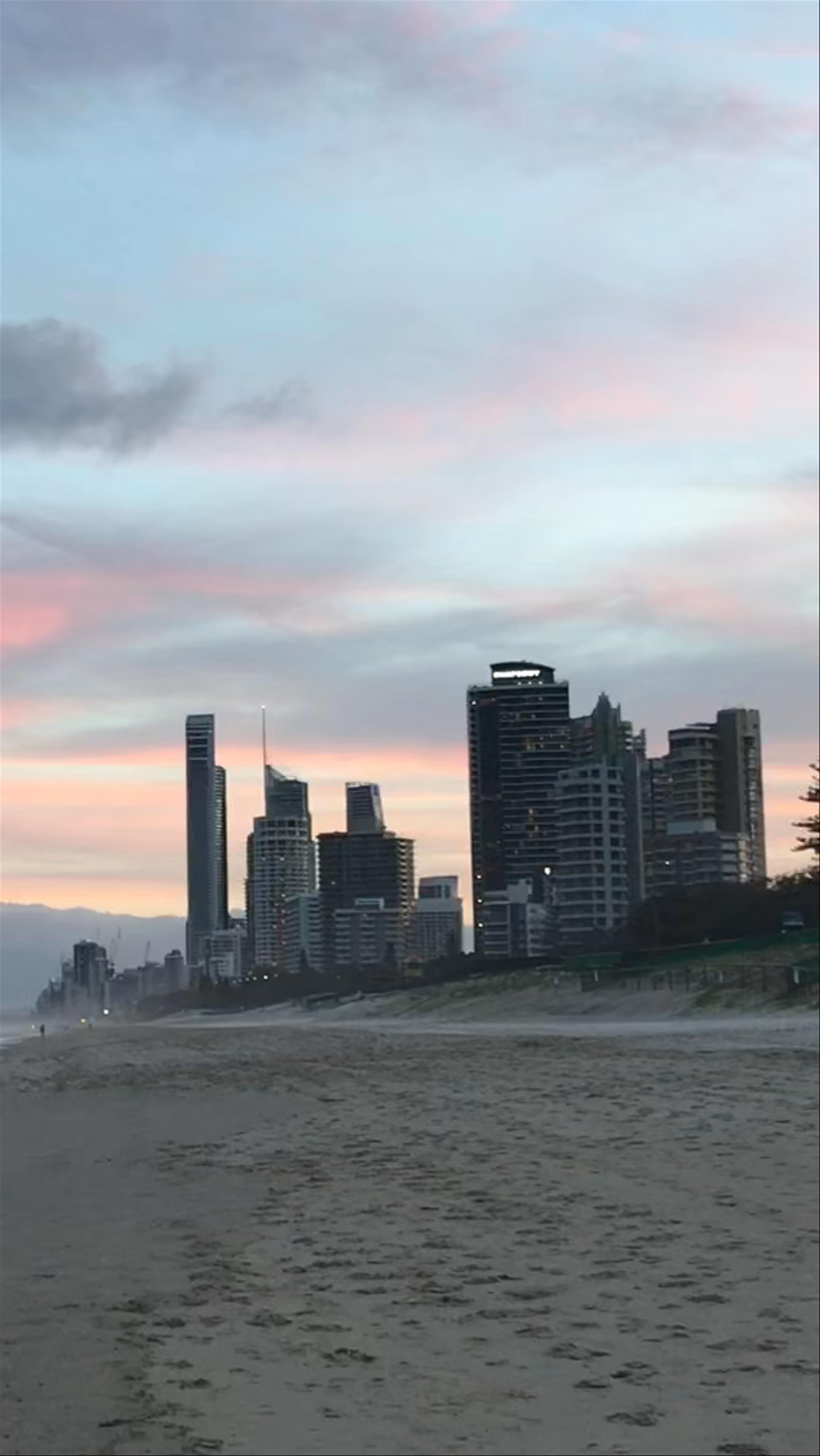 Surfers Paradise Sunset Beach Walk: Urban Coastline Serenity in Queensland