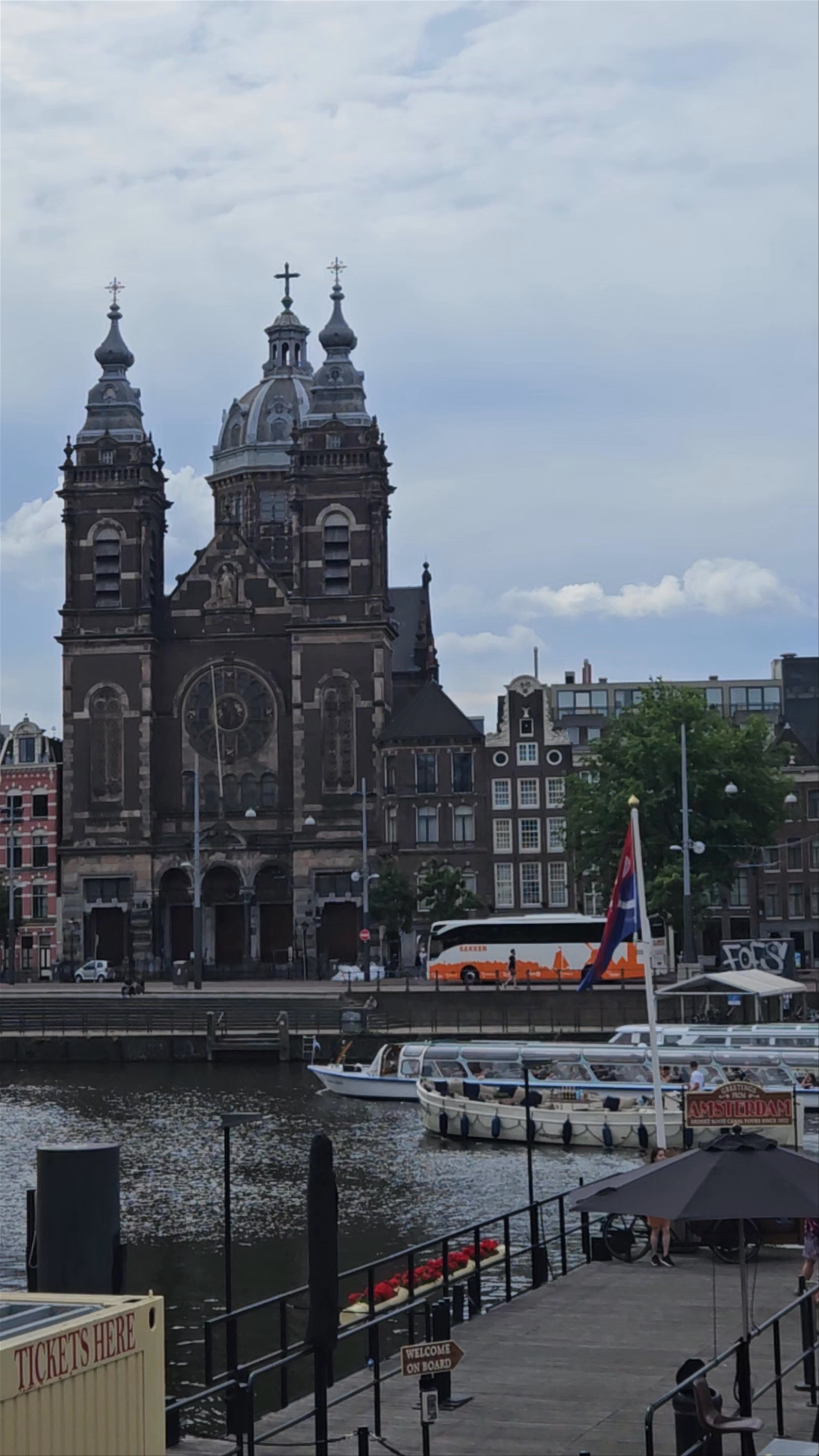 Basiliek van de Heilige Nicolaas: Historic Amsterdam Waterfront Landmark