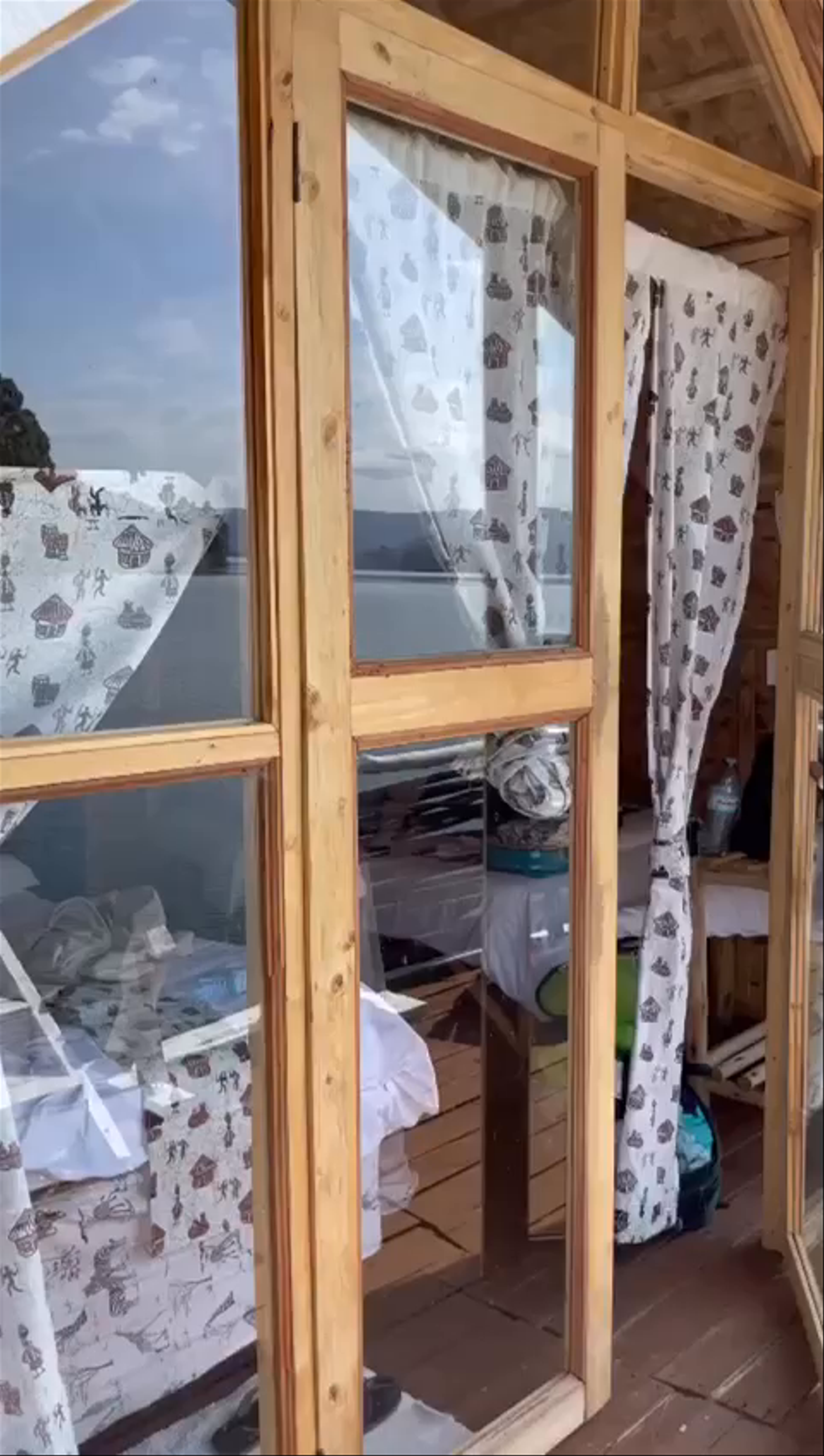 Lake Bunyonyi Rock Resort