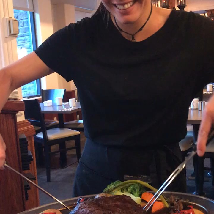 El Toro Restaurant - サーブしてくれてるところ。自分は、シェフじゃないから... と言ってました。 - Mexican Near Me - Banff, Alberta