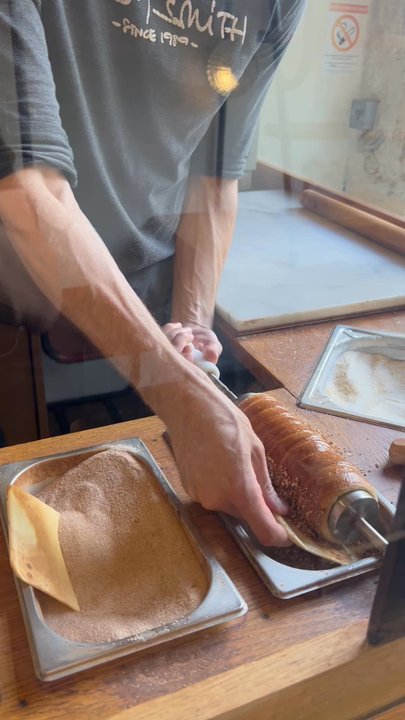 ALMA - Putting your choice of toppings on - Chimney Cakes Near Me - Paris, 75