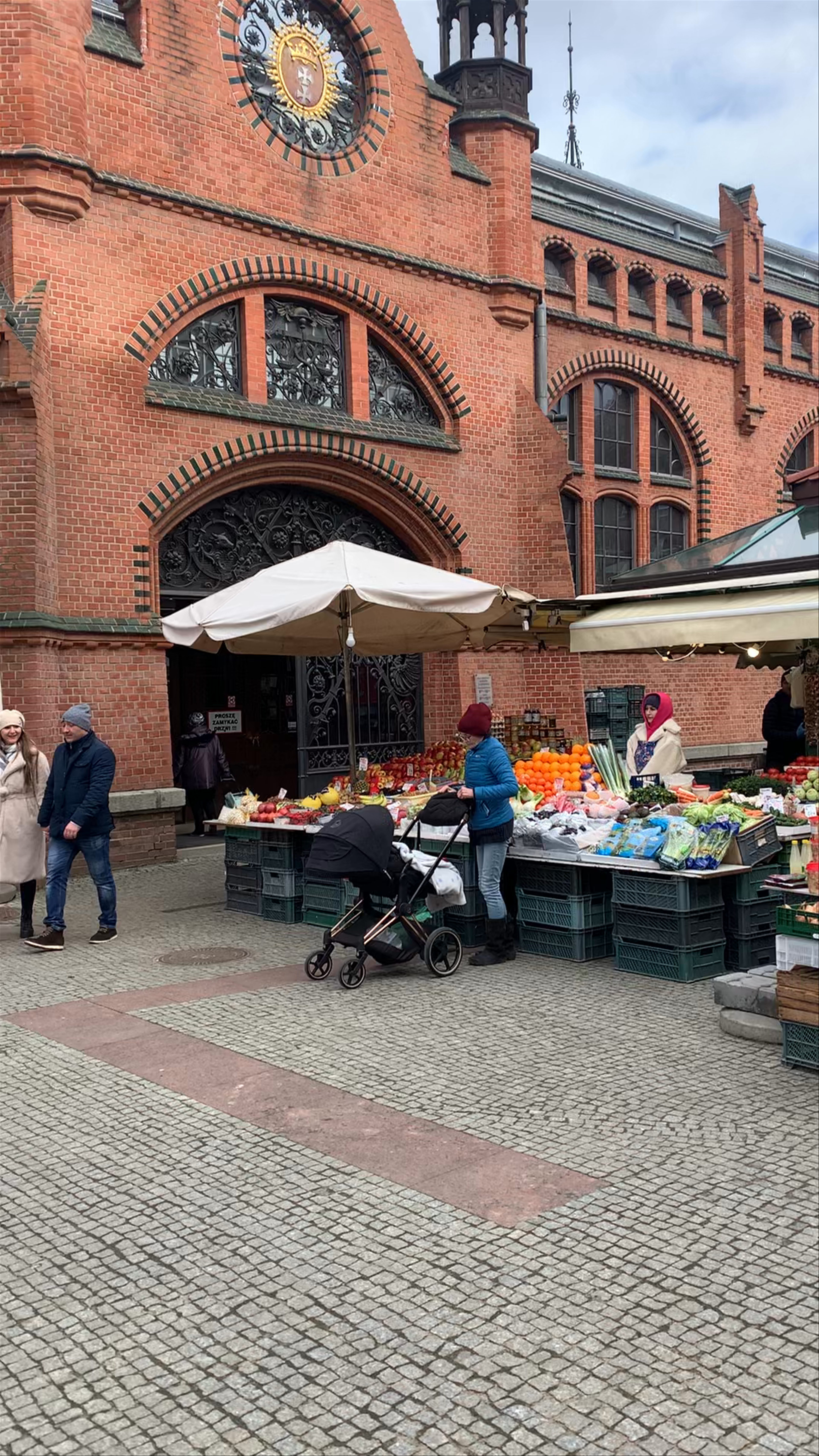 Lombard Centrum Hala Targowa: Vibrant Market Life in Gdańsk