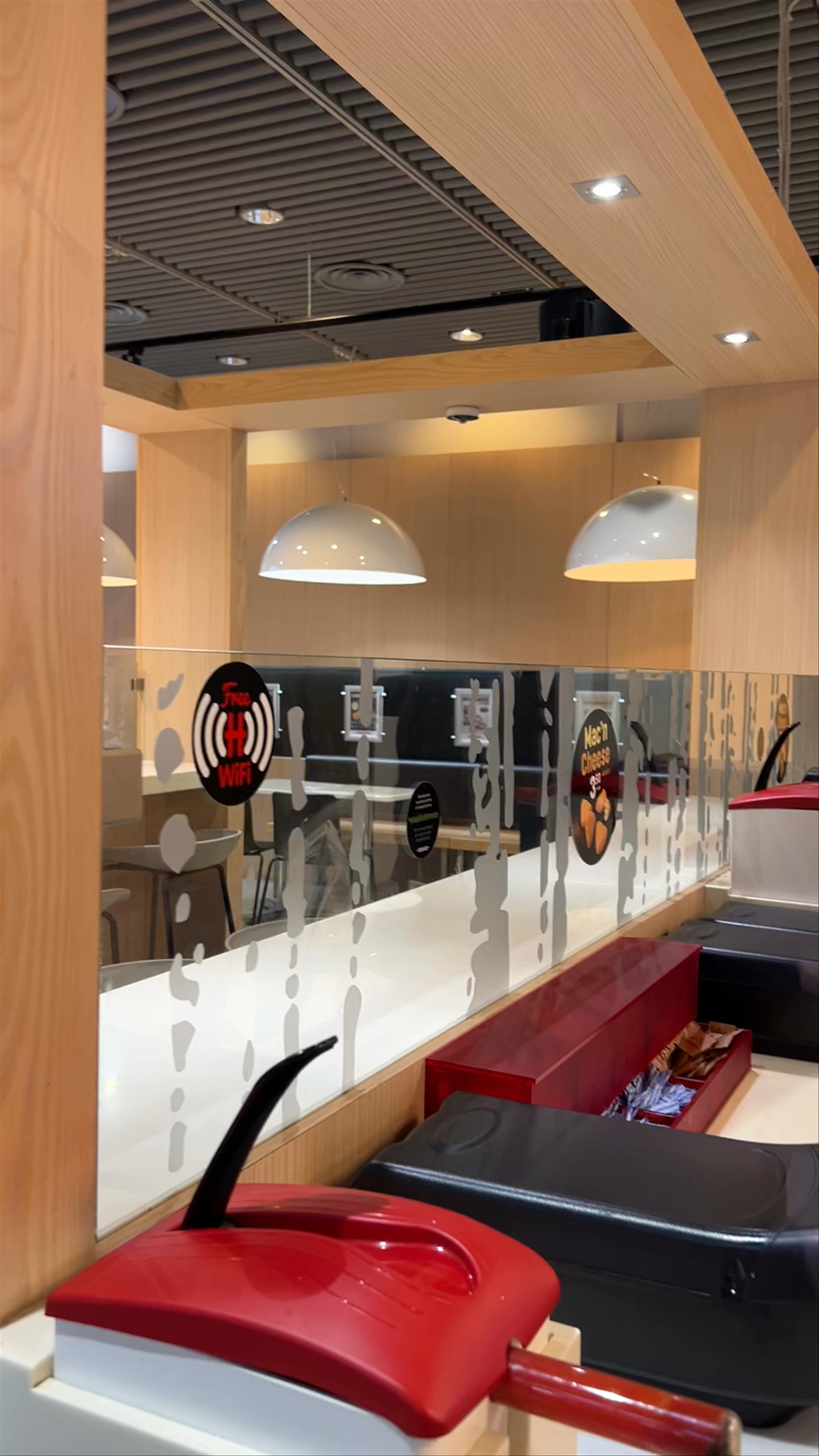 Hesburger Rovaniemi Saarenkylä: Cozy Finnish Fast Food Experience
