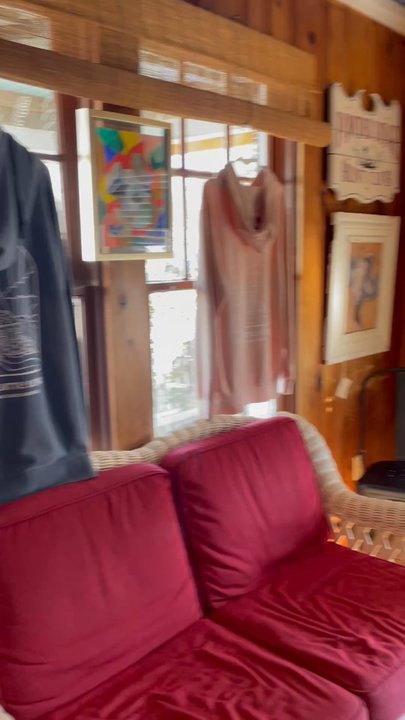 Duck's Cottage Coffee & Books - Short 360 degree vid of inside / interior sitting area to left as you enter shop - it's a small area (the whole shop is tiny) but cozy comfy - Coffee & Tea Near Me - Duck, North Carolina