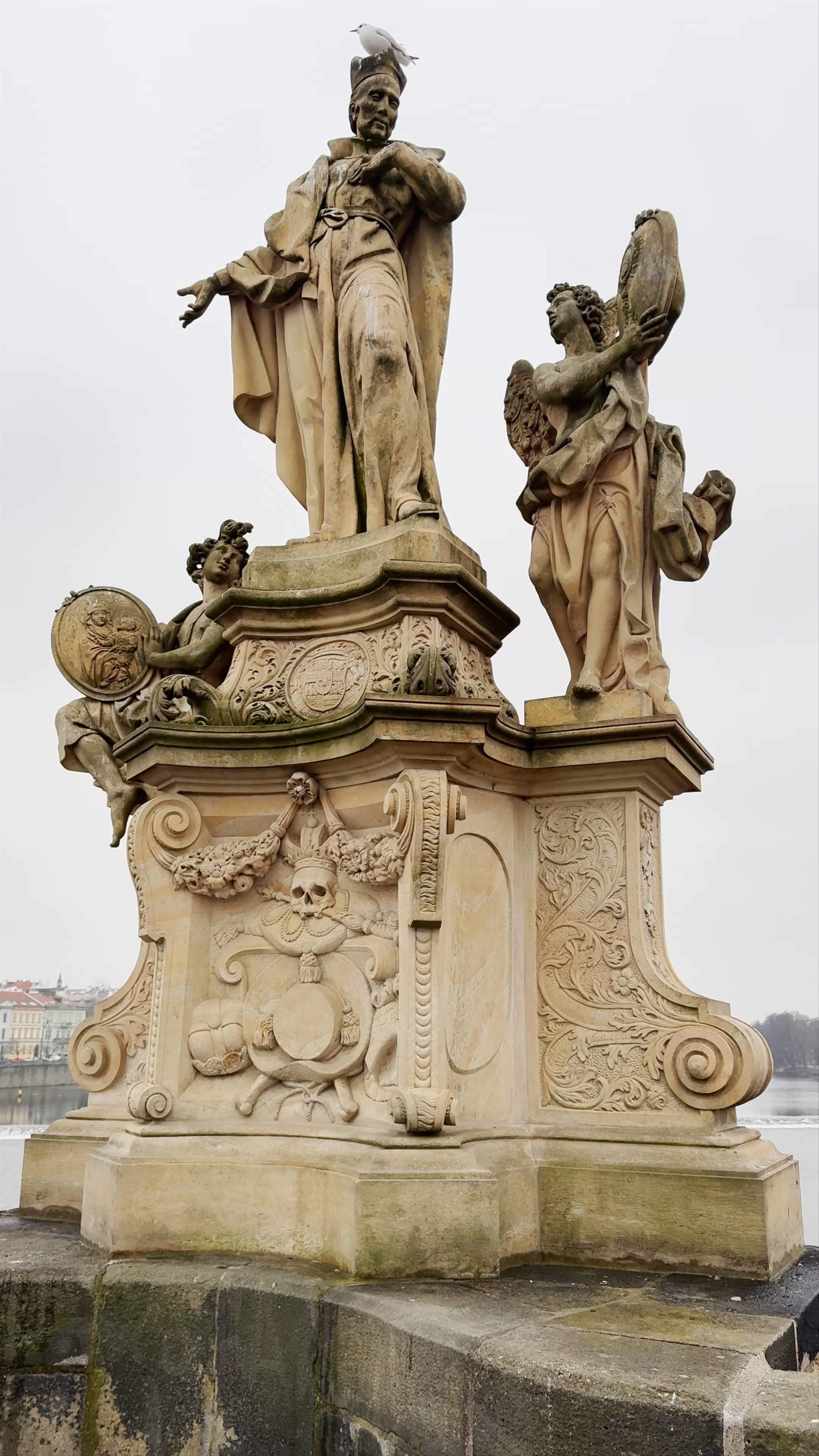 Karlův most Statue Close-Up: Historic Prague Vibes