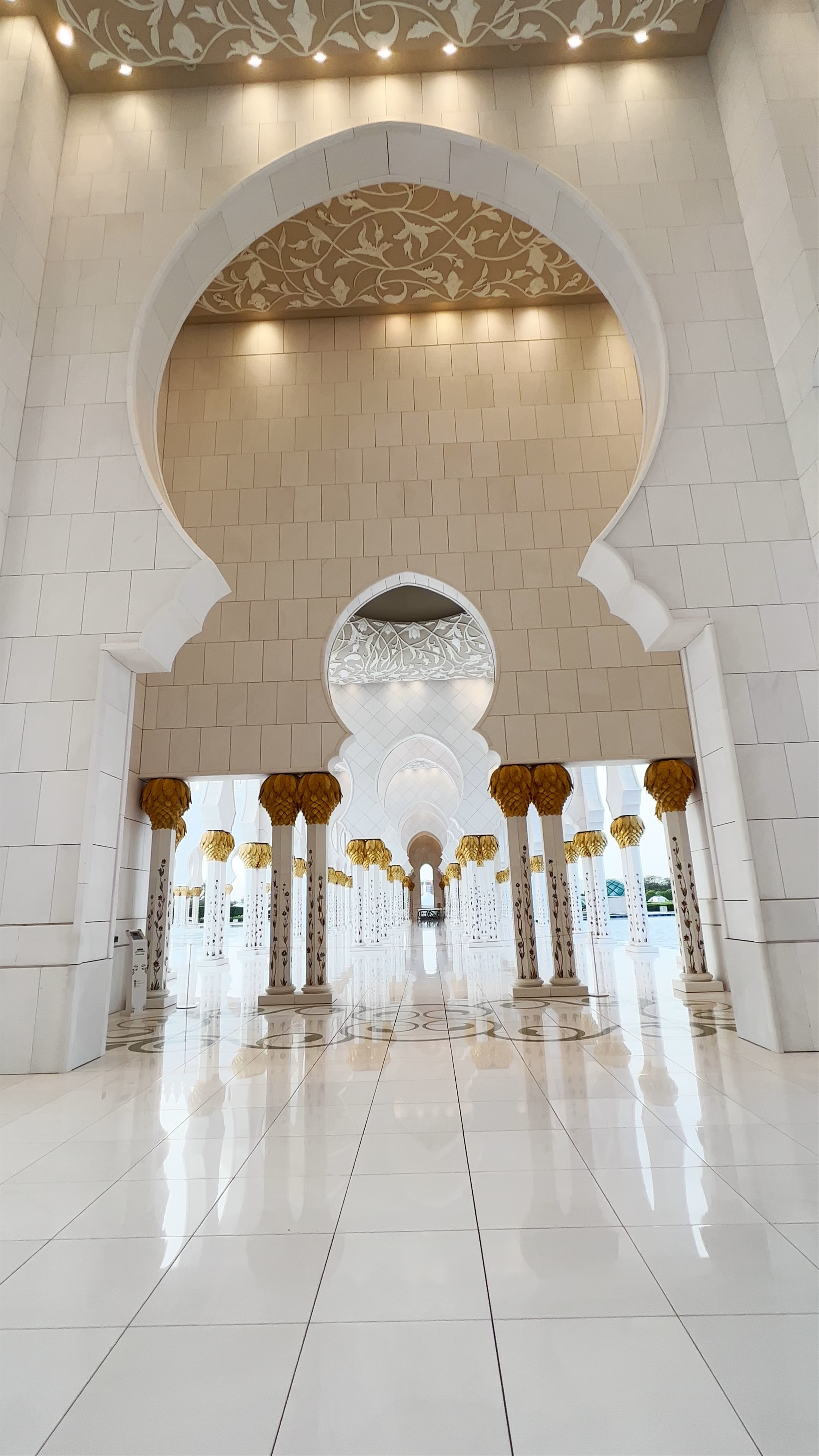 Grand Mosque South Gate Abu Dhabi: Elegant Architectural Beauty