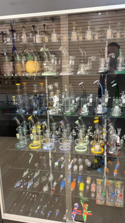 Golden Smoke House - Beautiful - Tobacco Shops Near Me - Everett, Washington