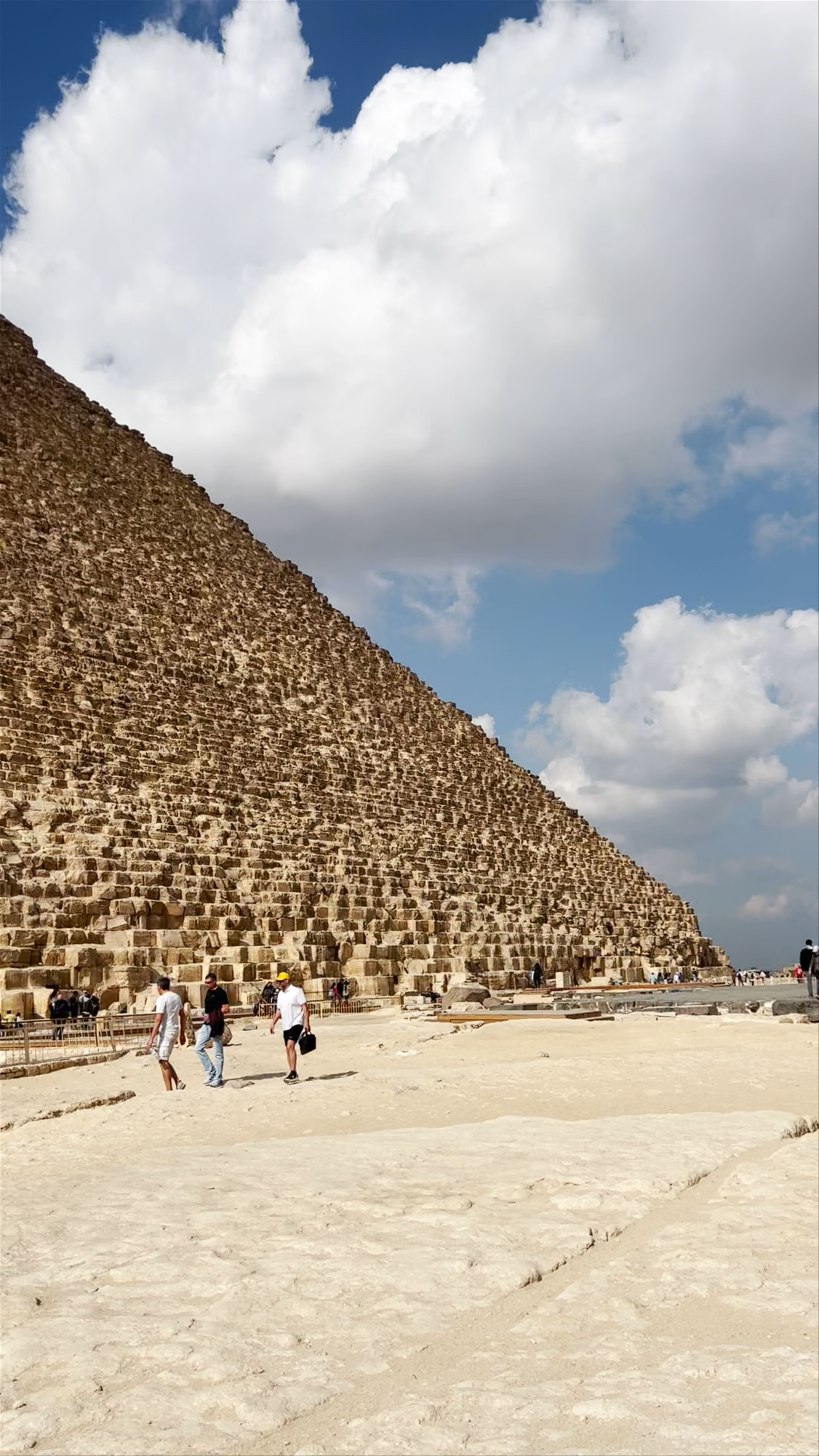Pyramid of Khufu: Majestic Wonder of Ancient Egypt