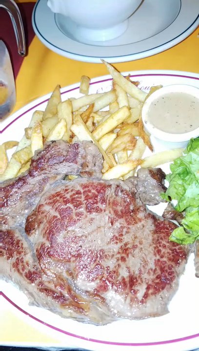 Le Clos Bourguignon - Brasseries Near Me - Paris, 75