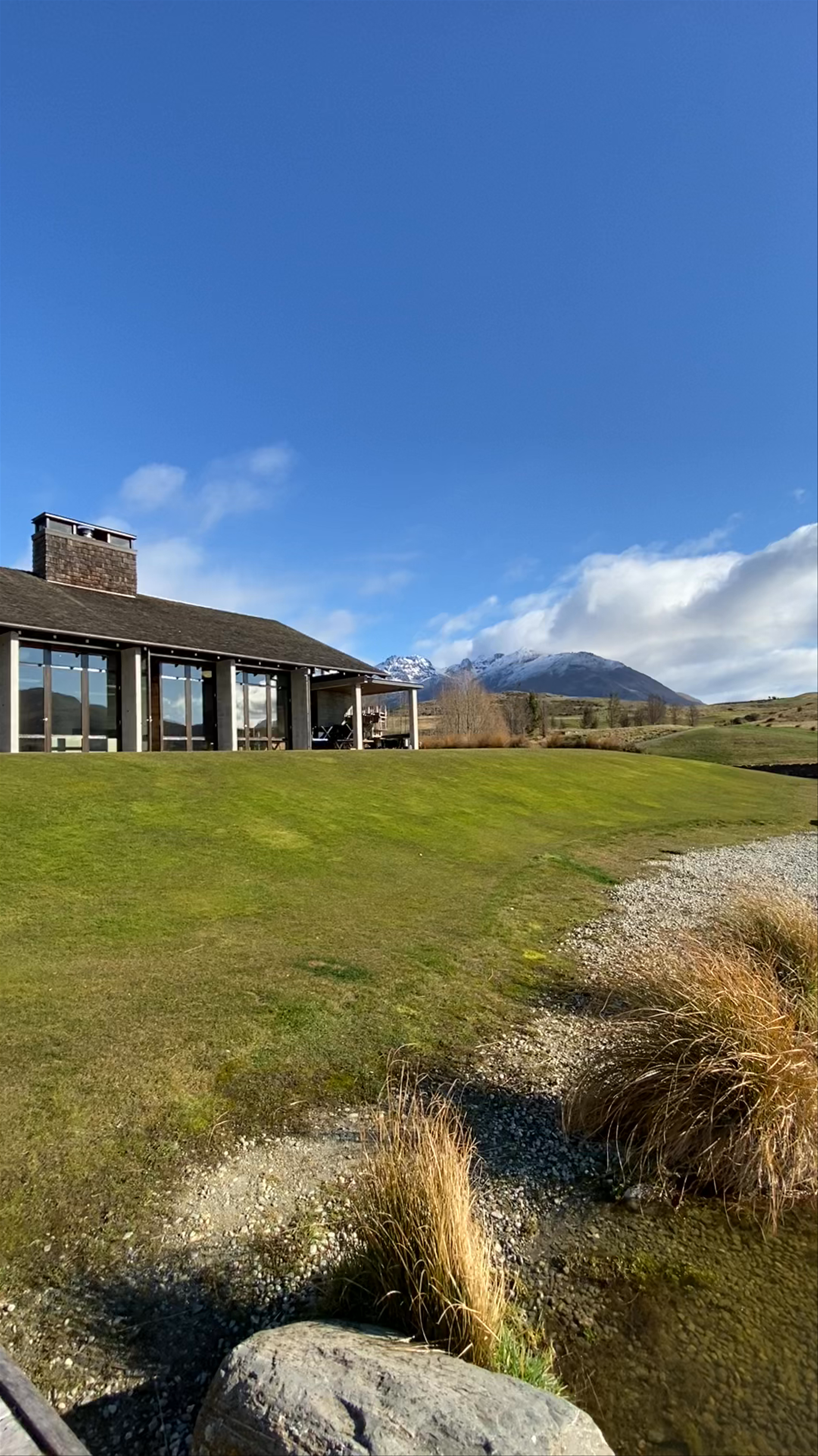 Serene Lakeside Views and Mountain Vistas in Queenstown, New Zealand
