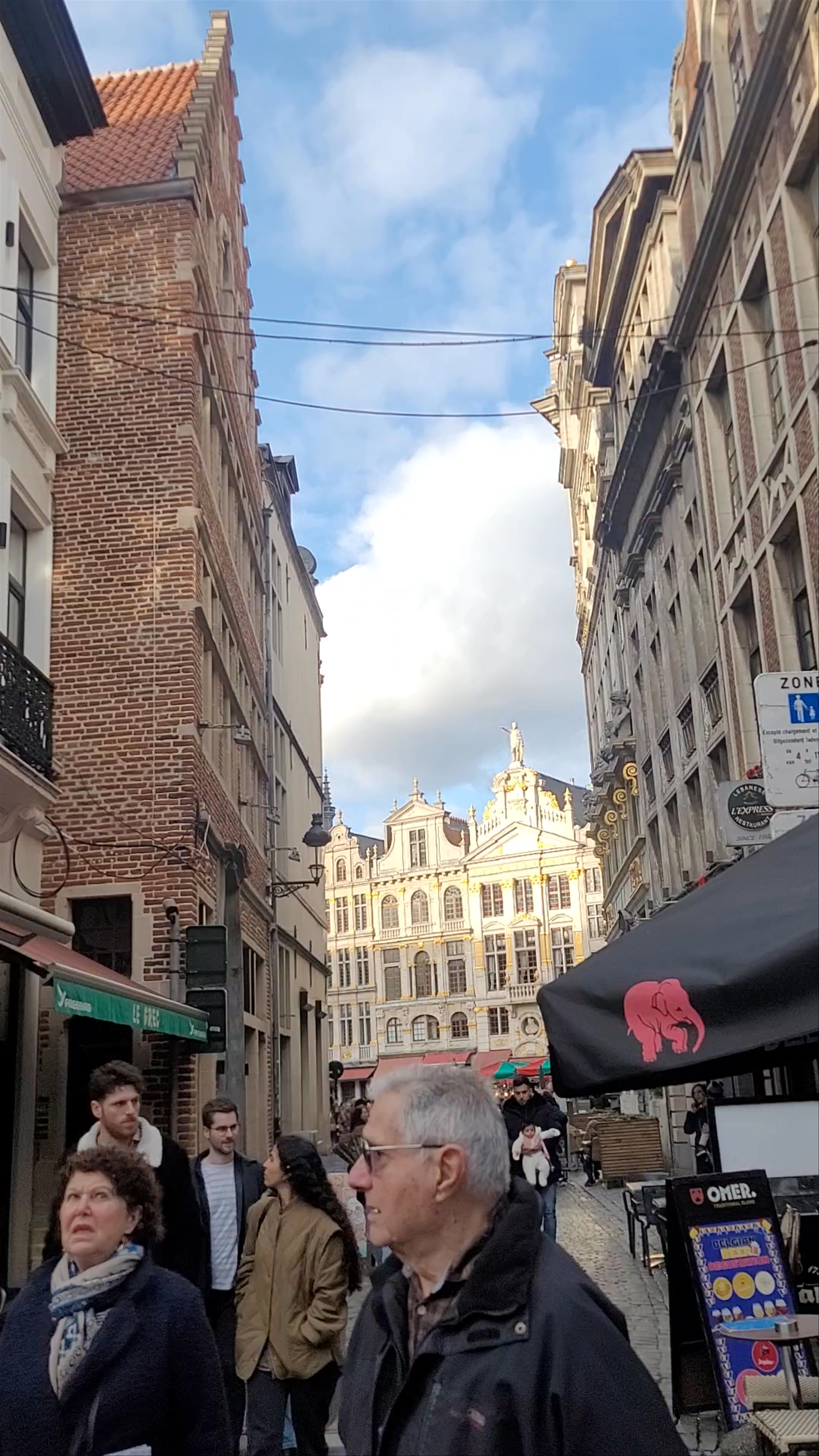 Au Brasseur: Cozy Brussels Street Cafe Vibes