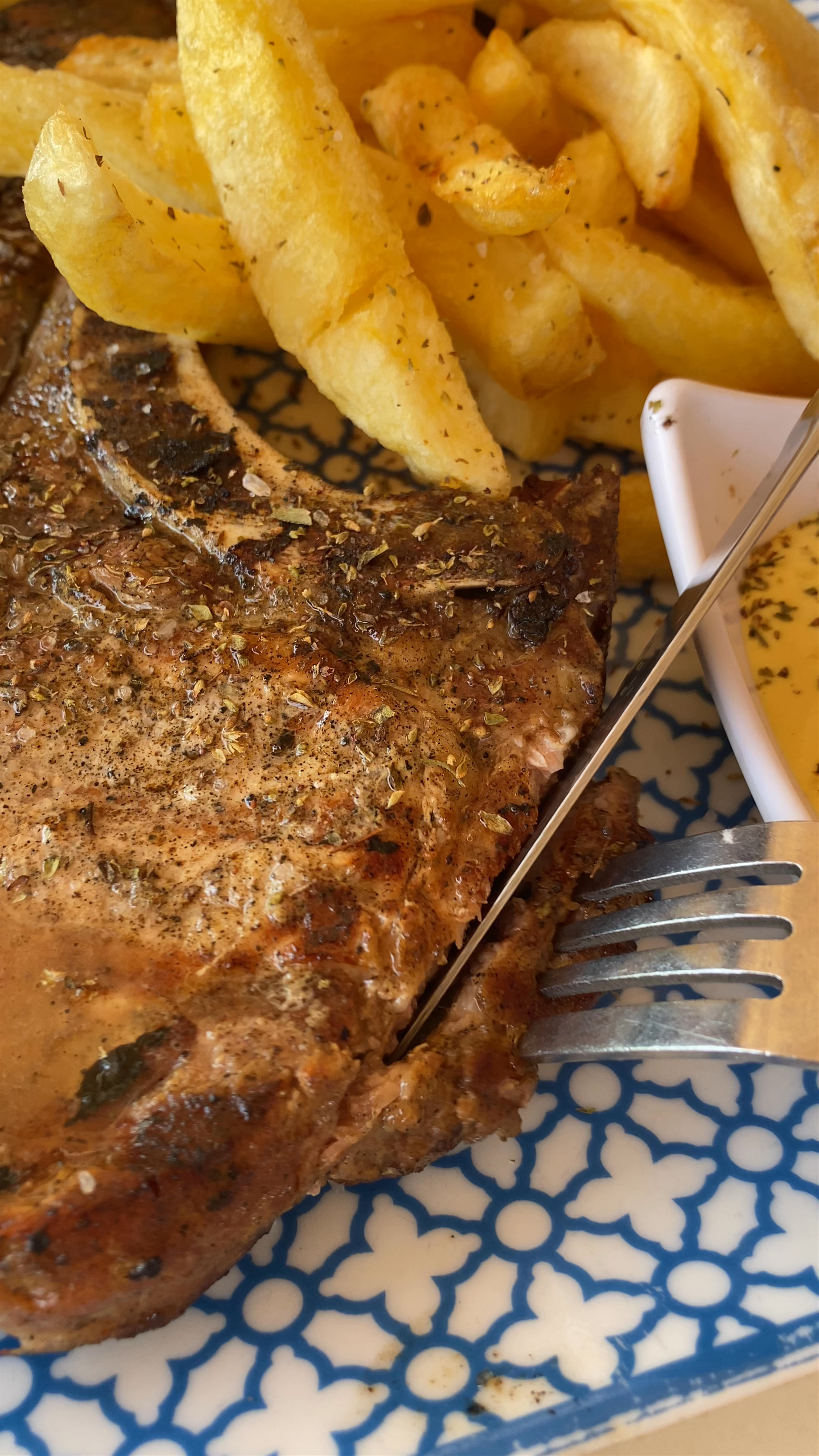 Aperanto Galazio Cuisine Bar: Vibrant Beach Dining in Ornos, Mykonos