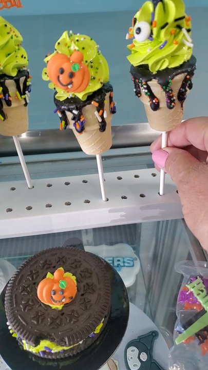 Bakers Express - La Habra - So dang cute!! I love getting ideas from the samples on display! - Candy Stores Near Me - La Habra, California