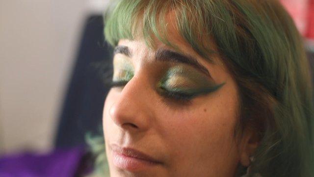 Applying green mascara