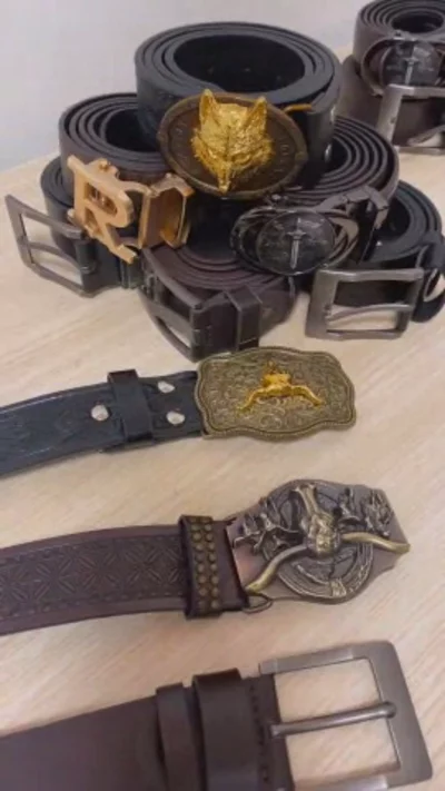 Immagine di Black Leather Belts With Decorative Metal Buckles 1