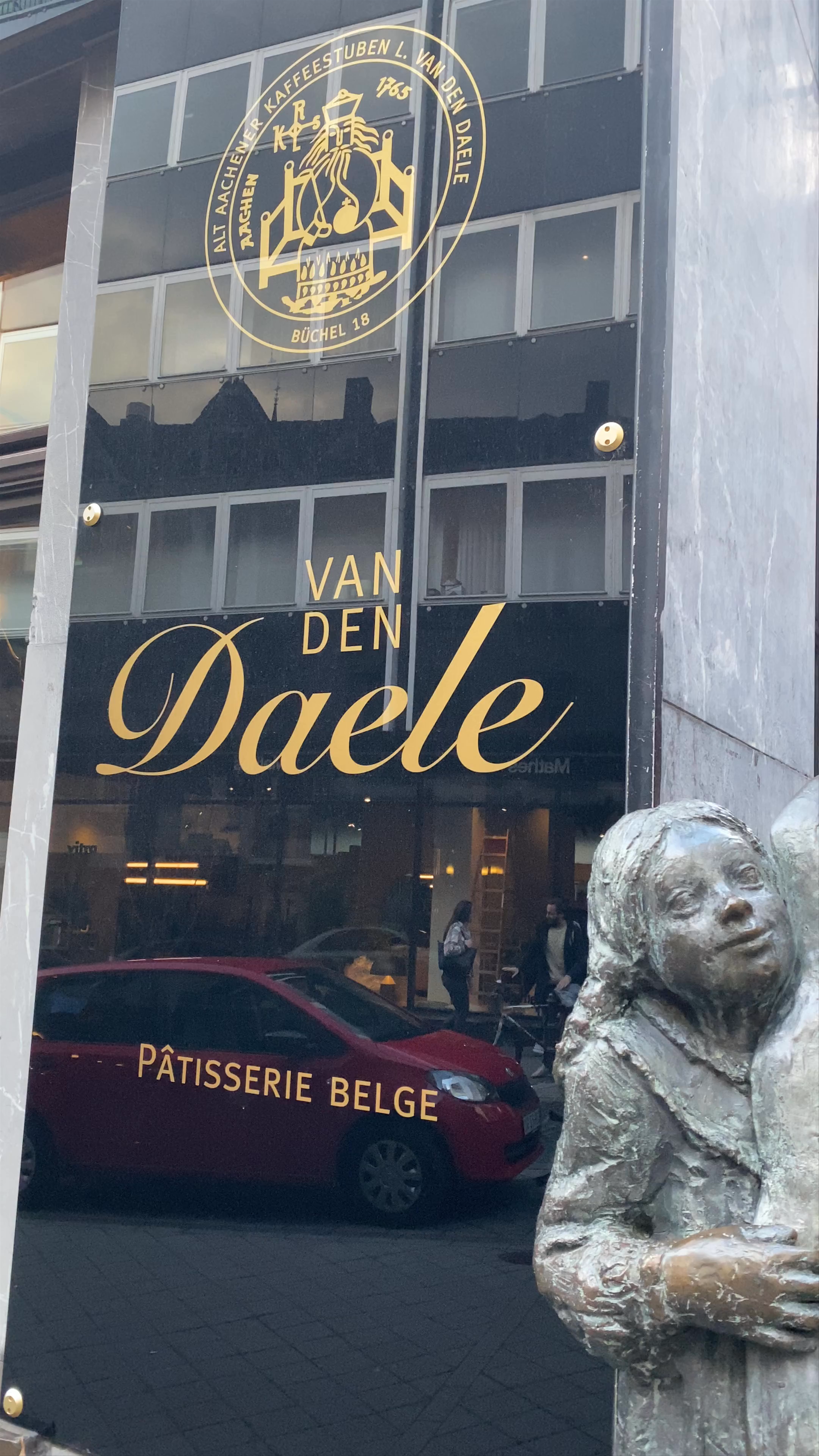 Mädchen mit Printe Statue