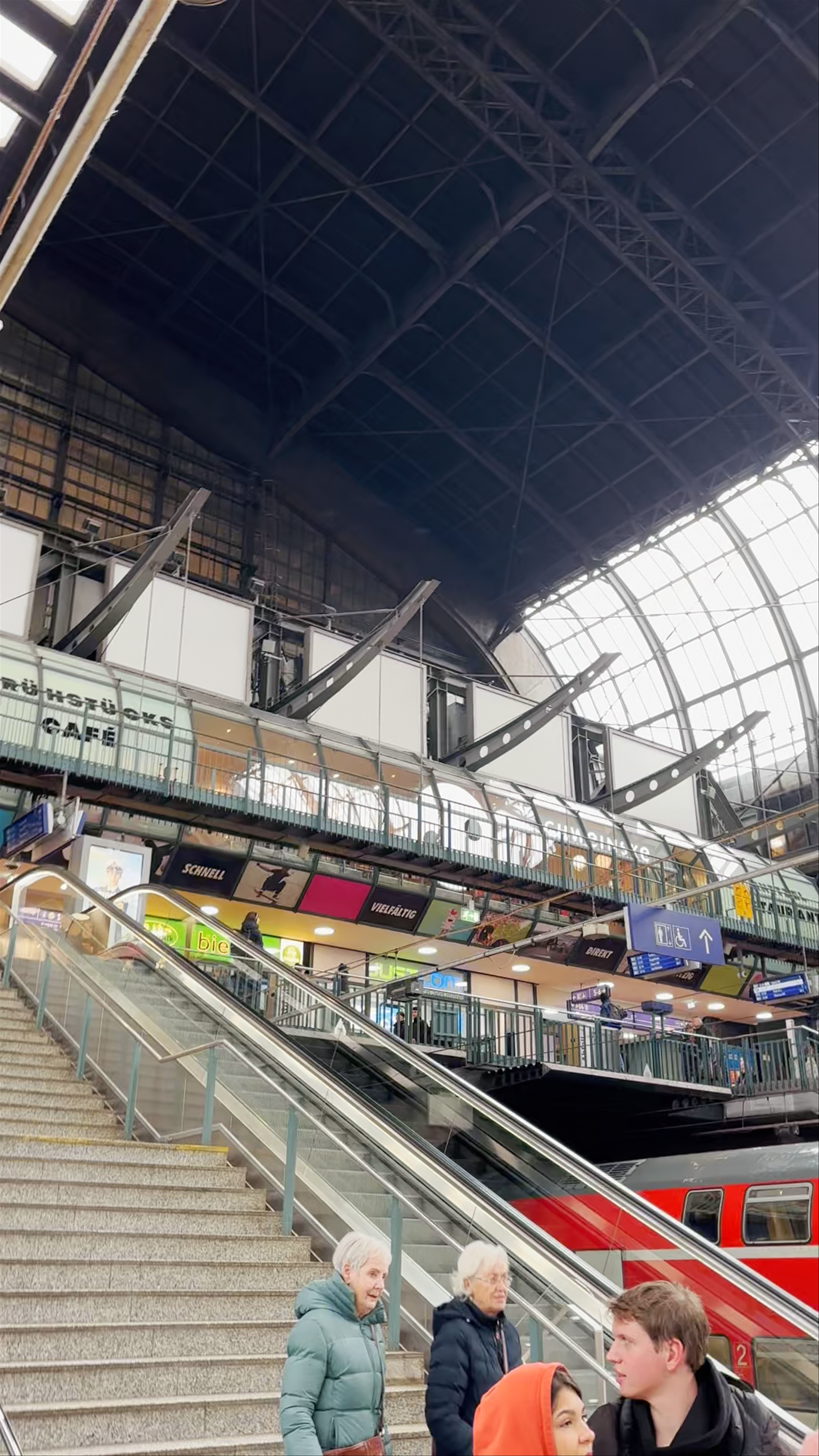 Wandelhalle Hamburg: Historic Train Station Vibes and Urban Energy