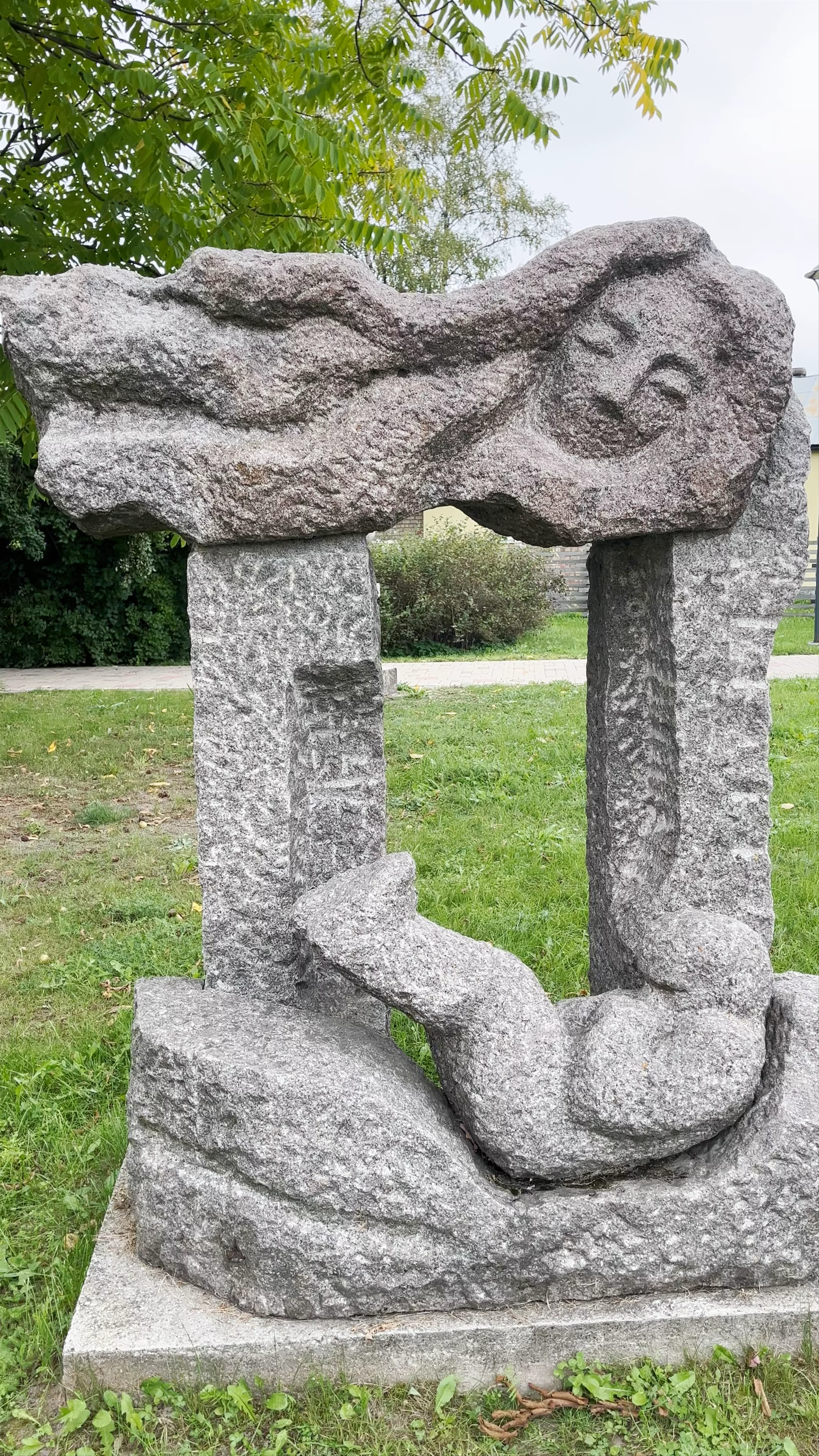 Strūklaka "Akmens lode", Pasta iela