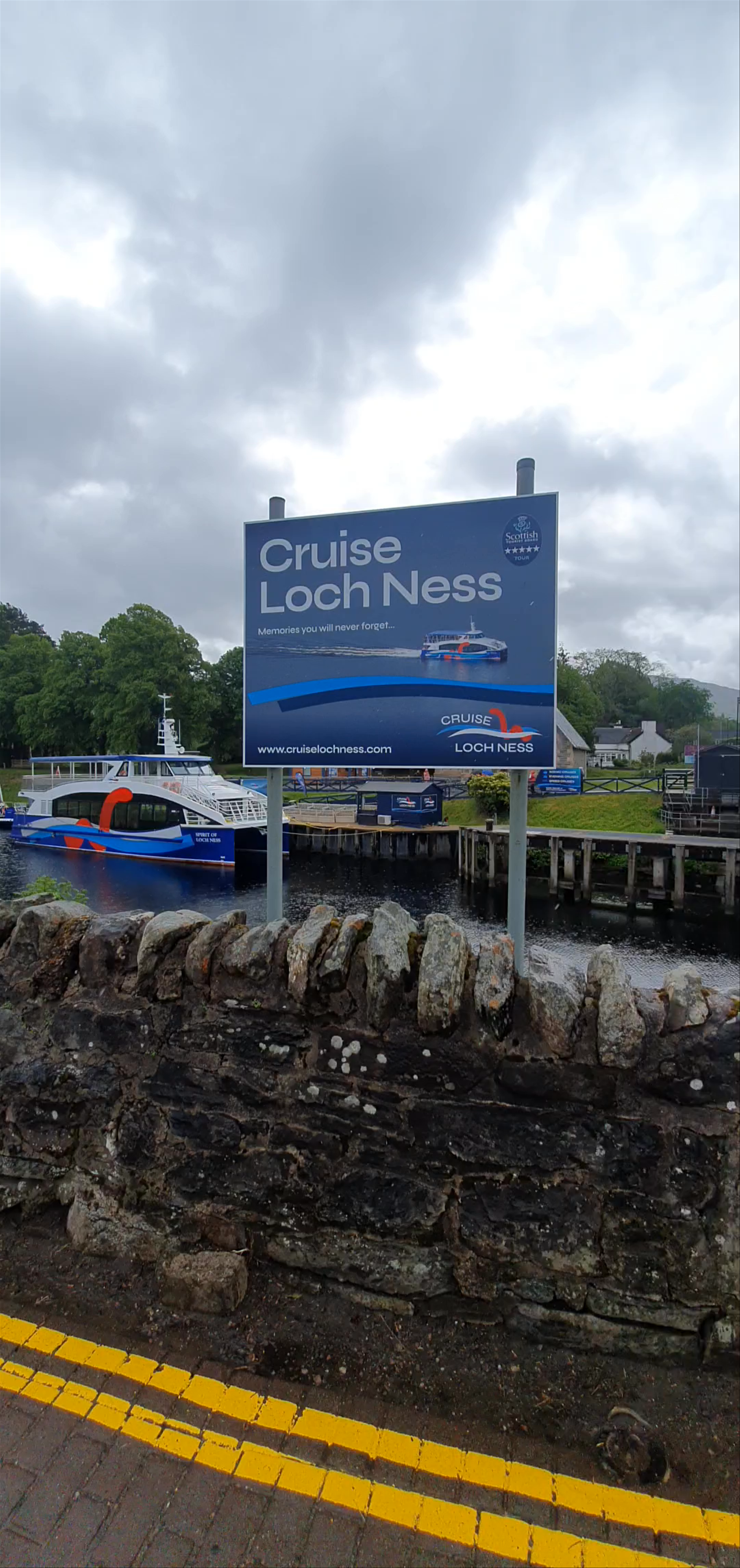 Cruise Loch Ness