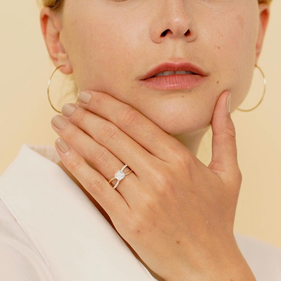 The Duet | Cushion | Platinum | bandAccent: Pavé | diamondOrientation: vertical | caratWeight: other