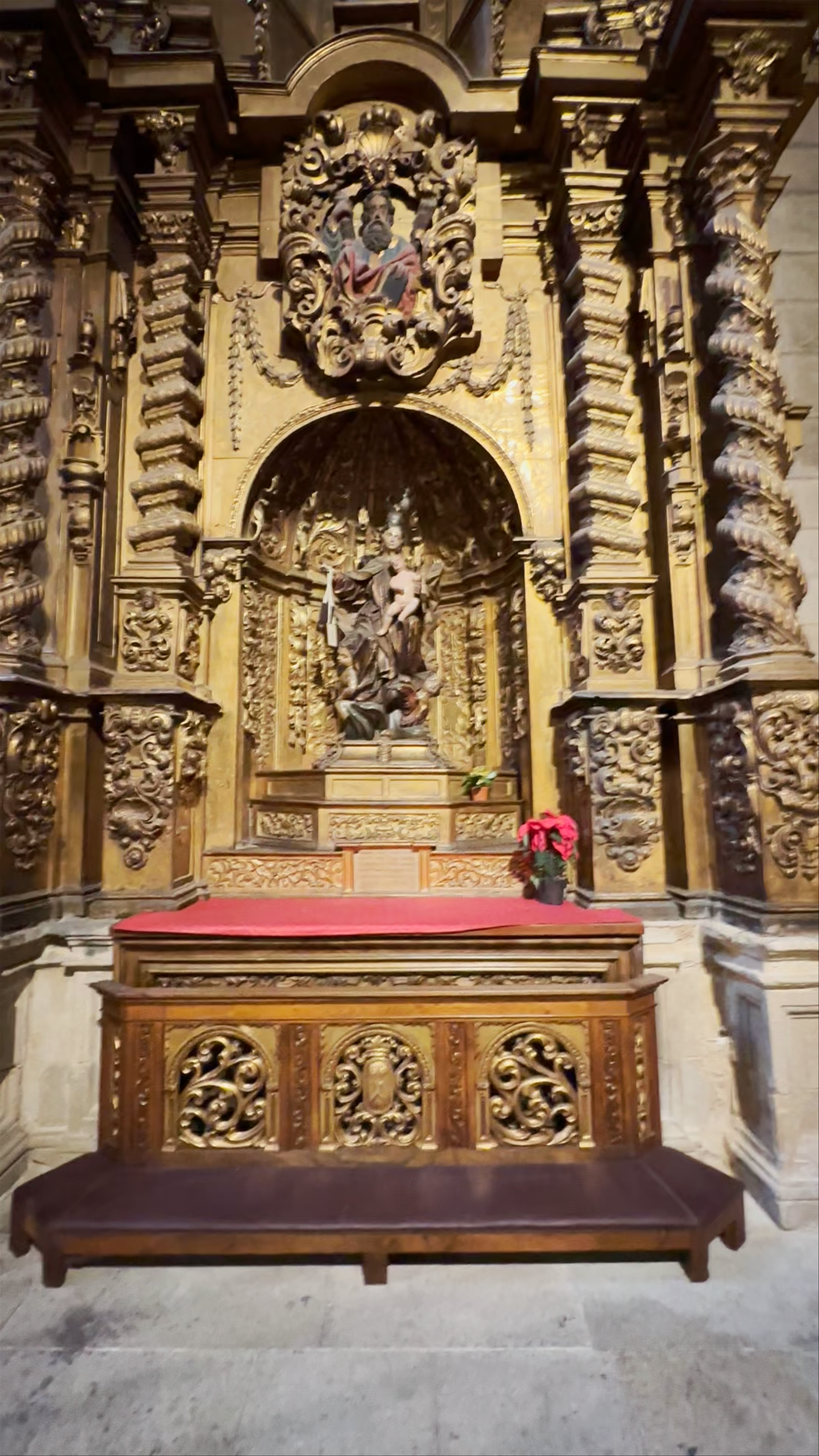 Capilla de San Antón: Baroque Splendor in Santiago de Compostela