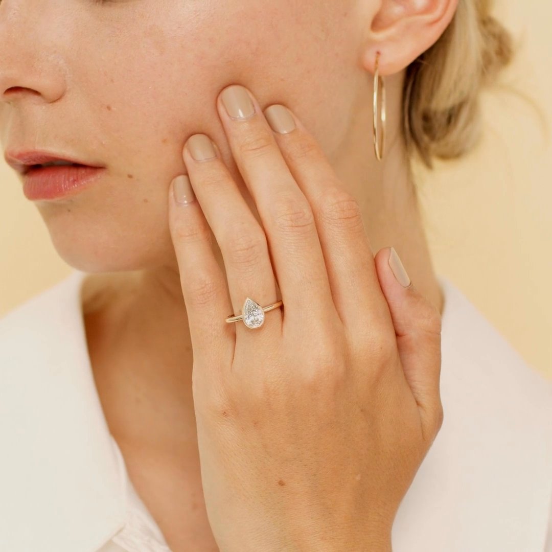 The Signature Bezel | Pear | 18k | Yellow Gold | bandAccent: Plain | diamondOrientation: vertical | caratWeight: other