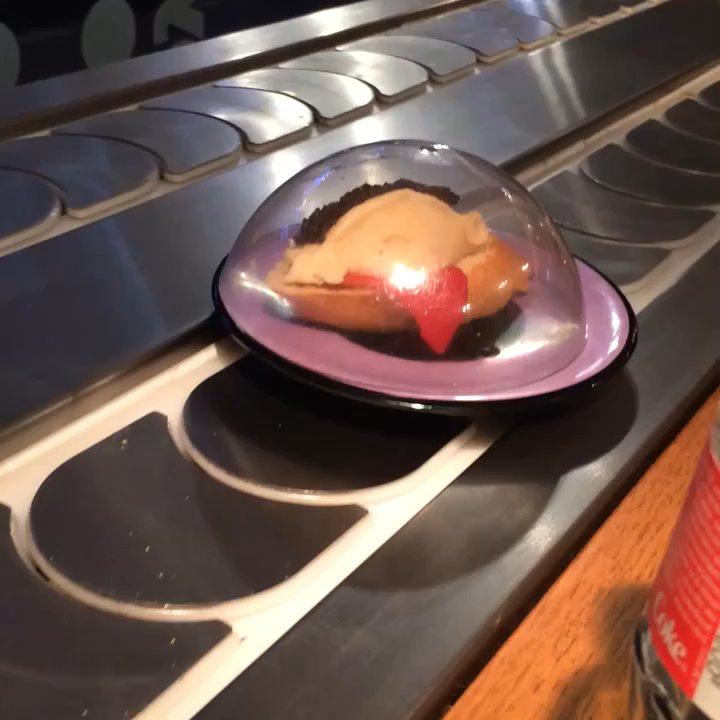 Comocomo - Super chouette concept. Les assiettes passe sur un tapis roulants, il faut choisir selon la couleurs de l'assiette! - Spanish Near Me - Brussels, BRU