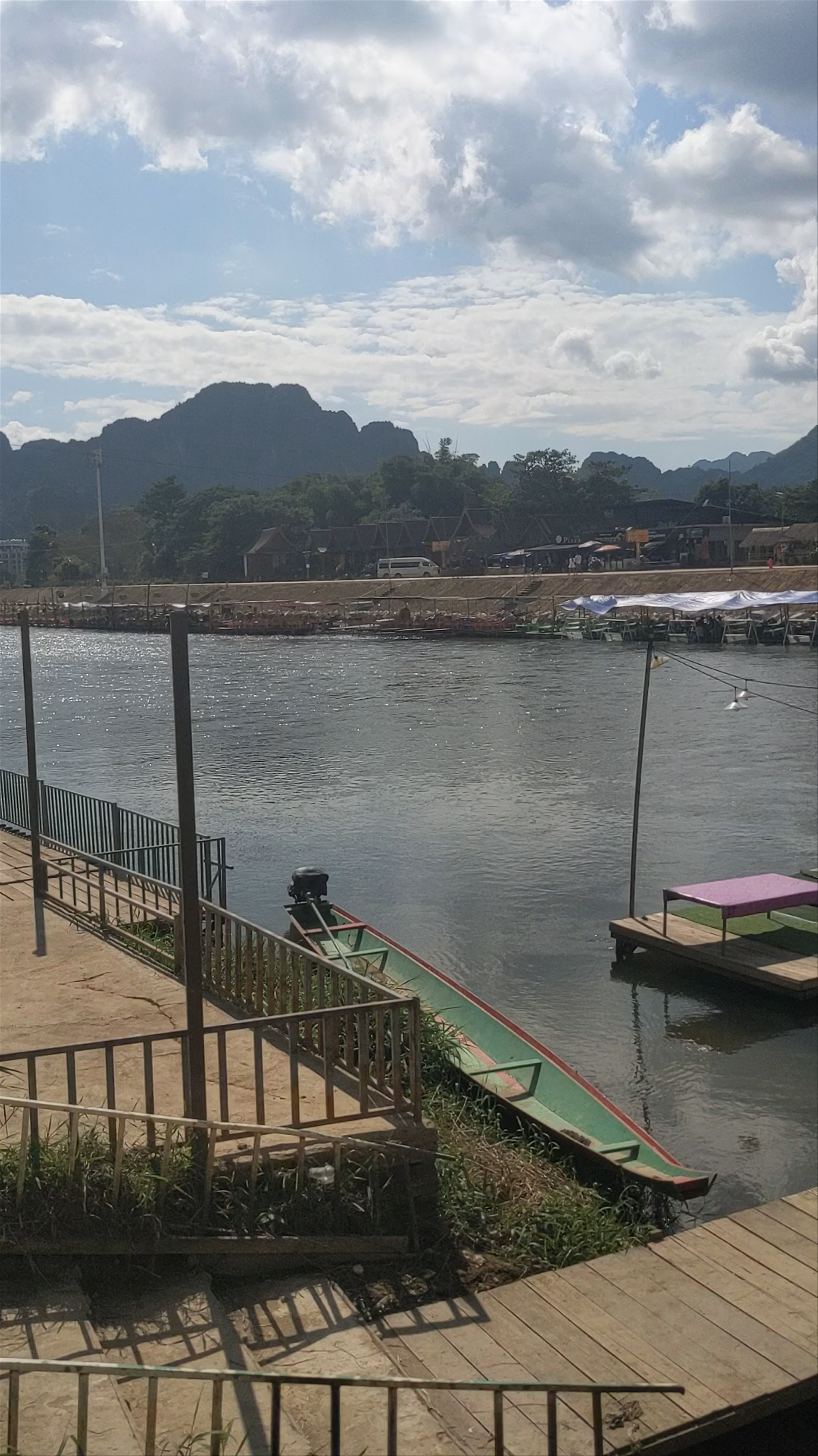 River View Bungalows: Tranquil Riverside Escape in Vang Vieng, Laos