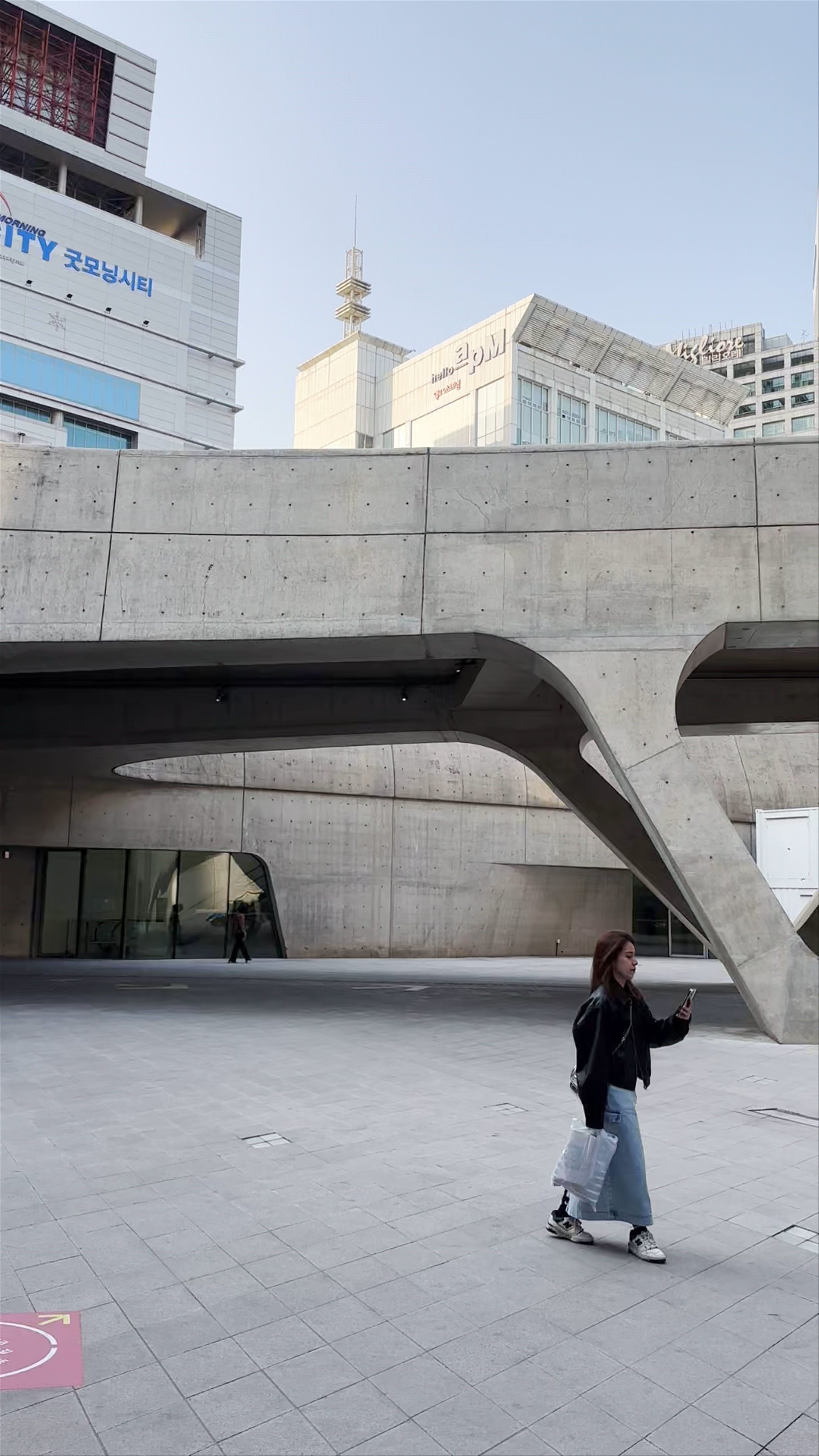 Dongdaemun Design Plaza. Dongdaemun Market