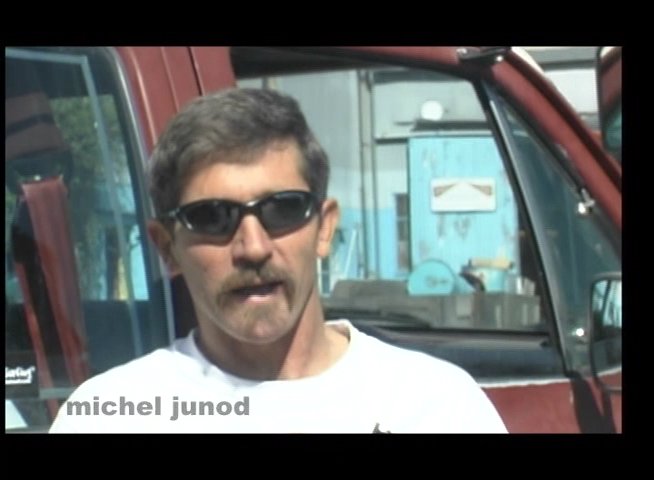 Michel Junod explains the nuances of the 'hanging ten' surfing maneuver, while demonstration clips highlight the precise foot placement required on the surfboard during the ride.
